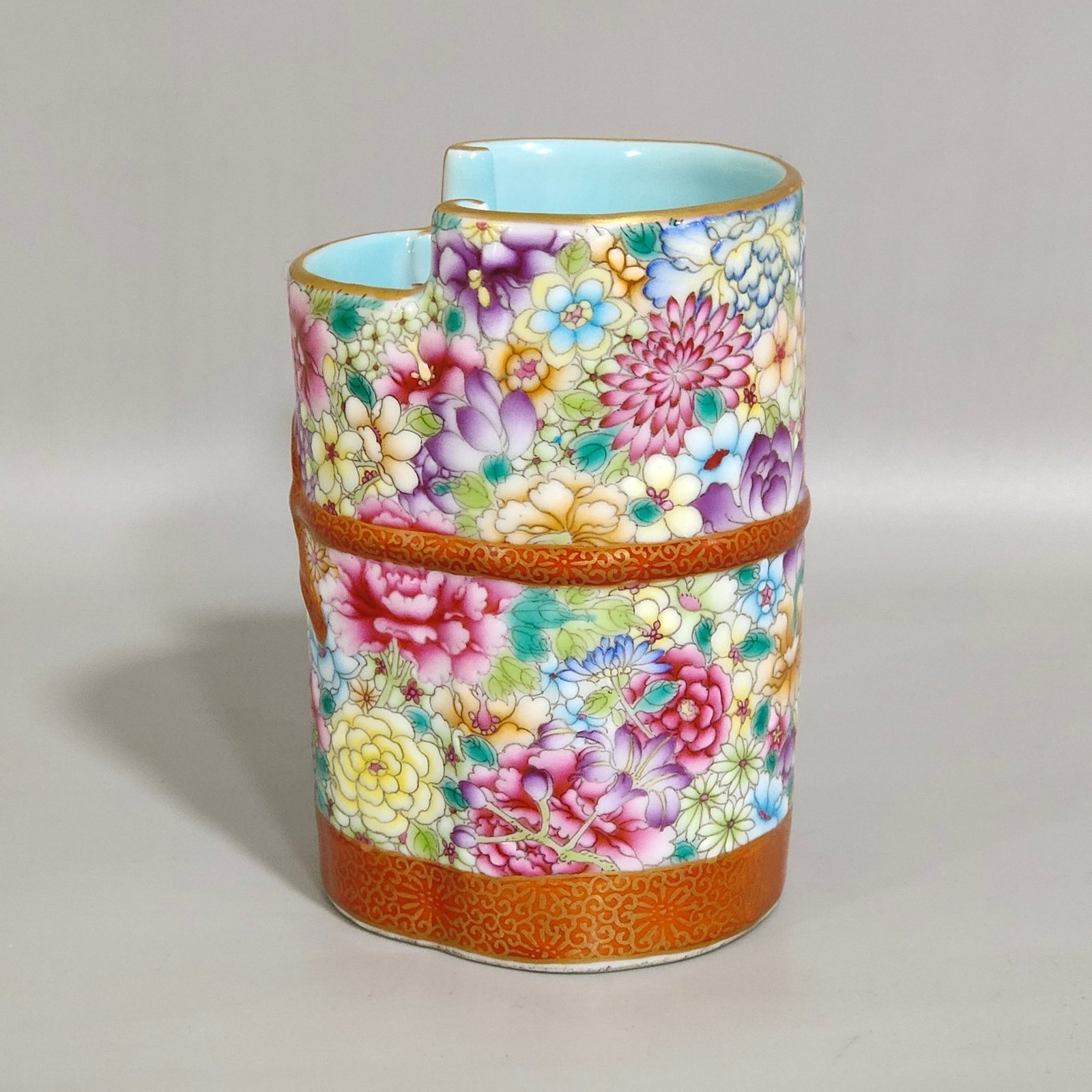 Qing Dynasty Qianlong gold-painted cloth with hundreds of flowers and a pen holder