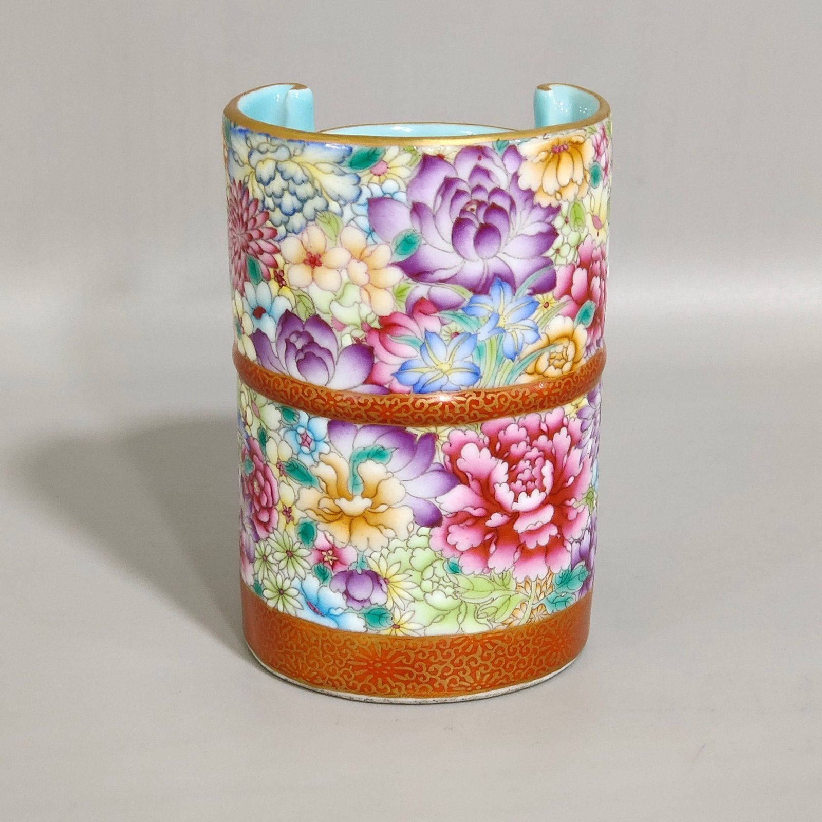Qing Dynasty Qianlong gold-painted cloth with hundreds of flowers and a pen holder