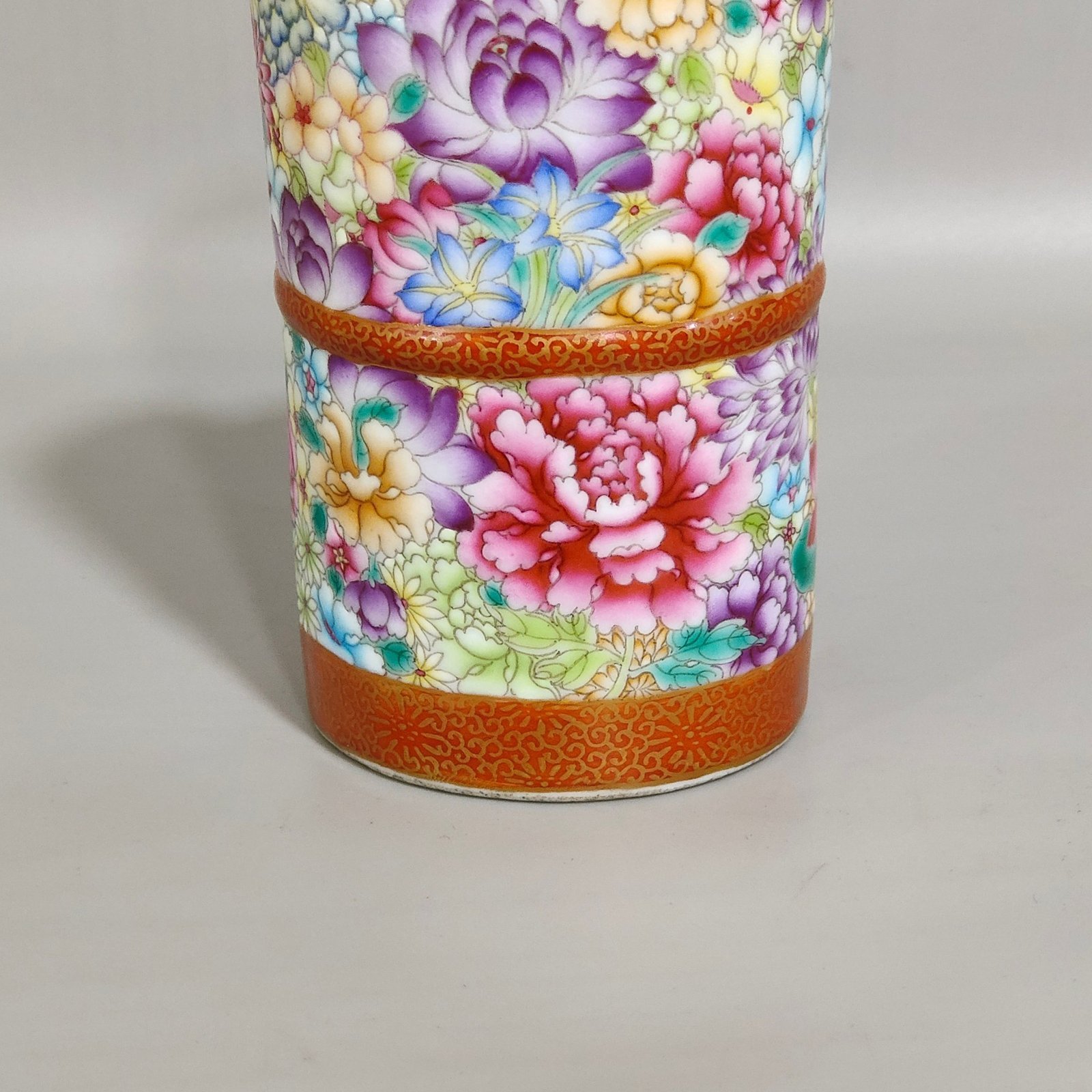 Qing Dynasty Qianlong gold-painted cloth with hundreds of flowers and a pen holder