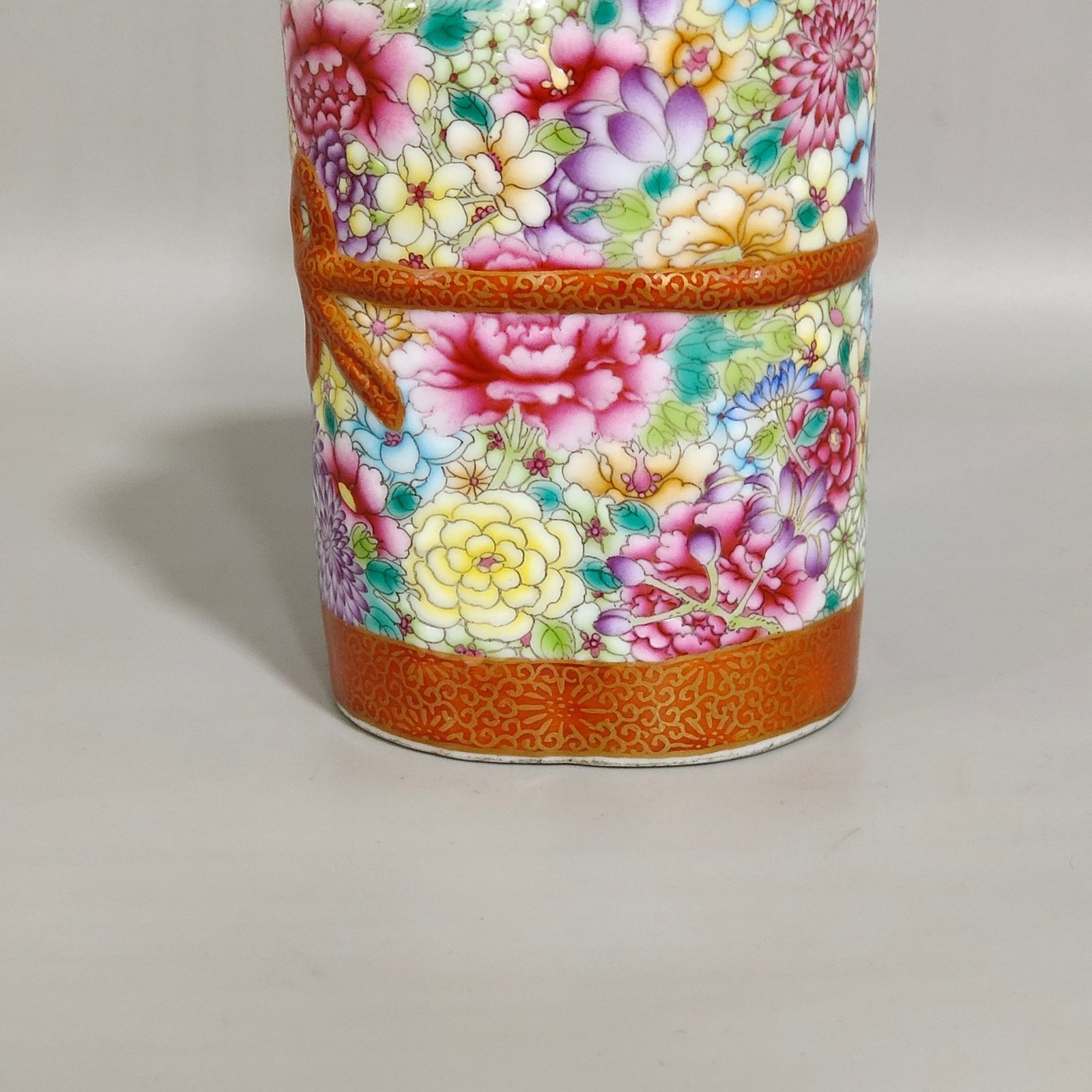 Qing Dynasty Qianlong gold-painted cloth with hundreds of flowers and a pen holder
