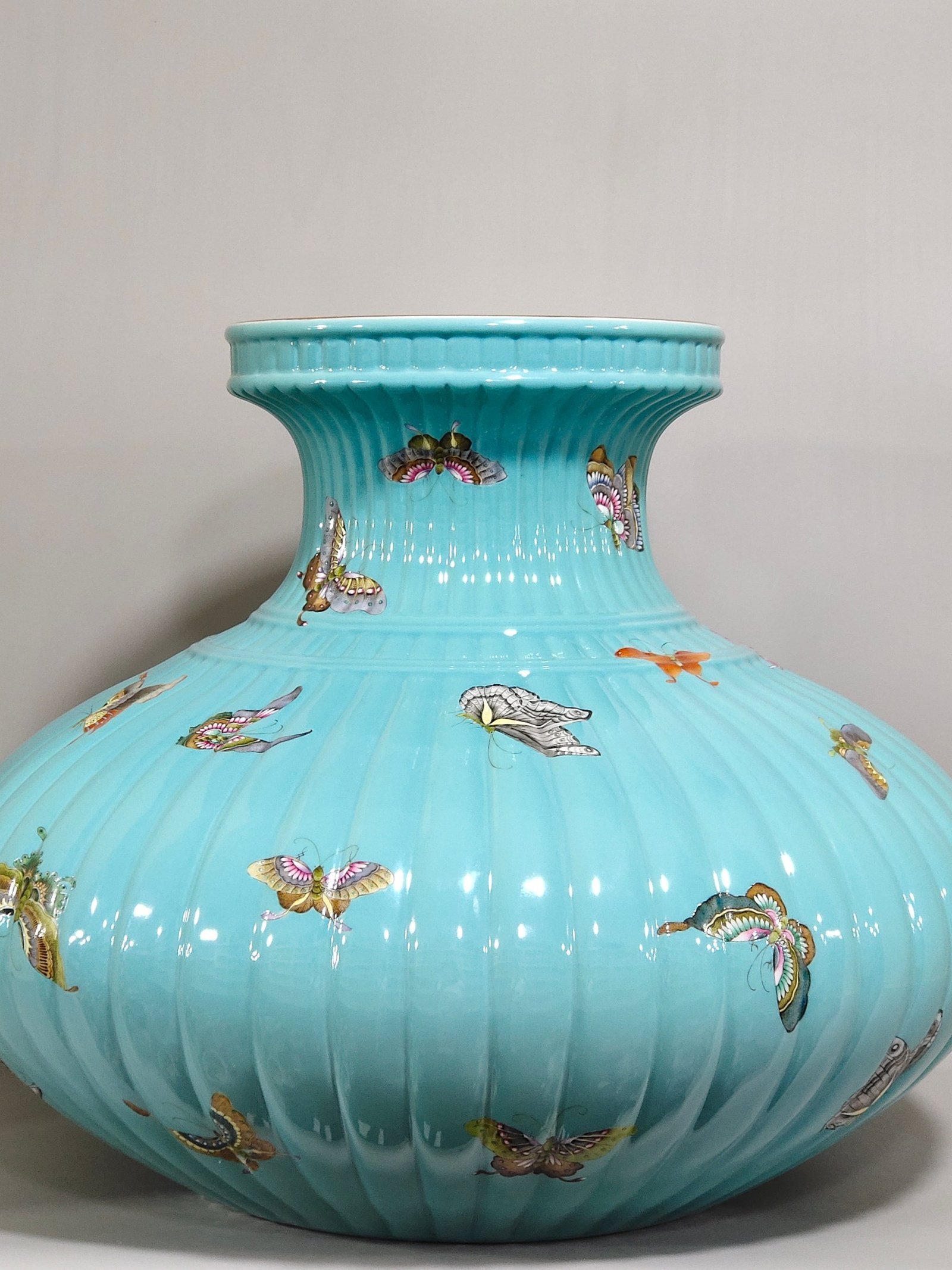 Qing Dynasty Qianlong turquoise green butterfly melon ribbed flat belly vase