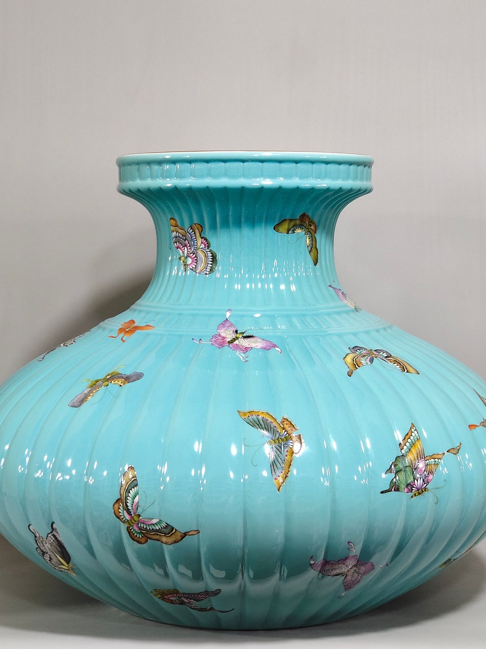 Qing Dynasty Qianlong turquoise green butterfly melon ribbed flat belly vase