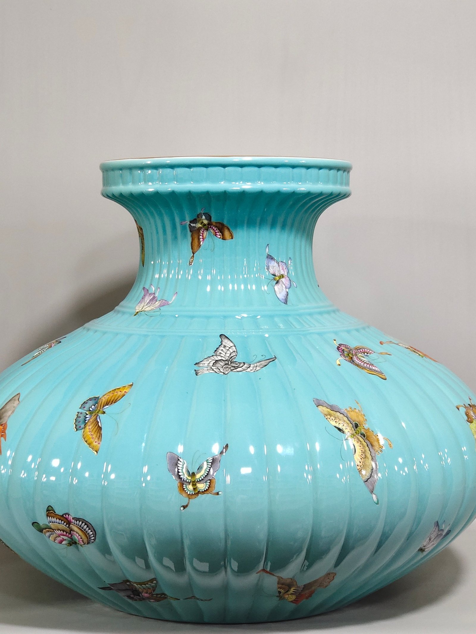 Qing Dynasty Qianlong turquoise green butterfly melon ribbed flat belly vase