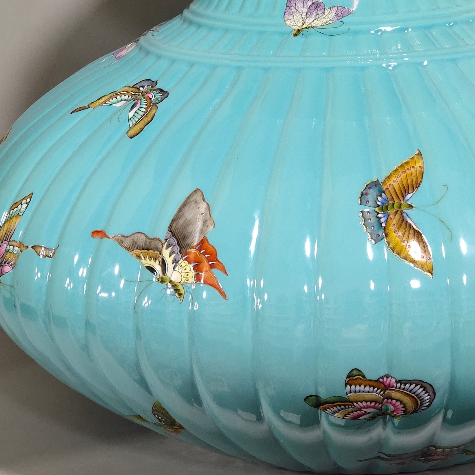 Qing Dynasty Qianlong turquoise green butterfly melon ribbed flat belly vase