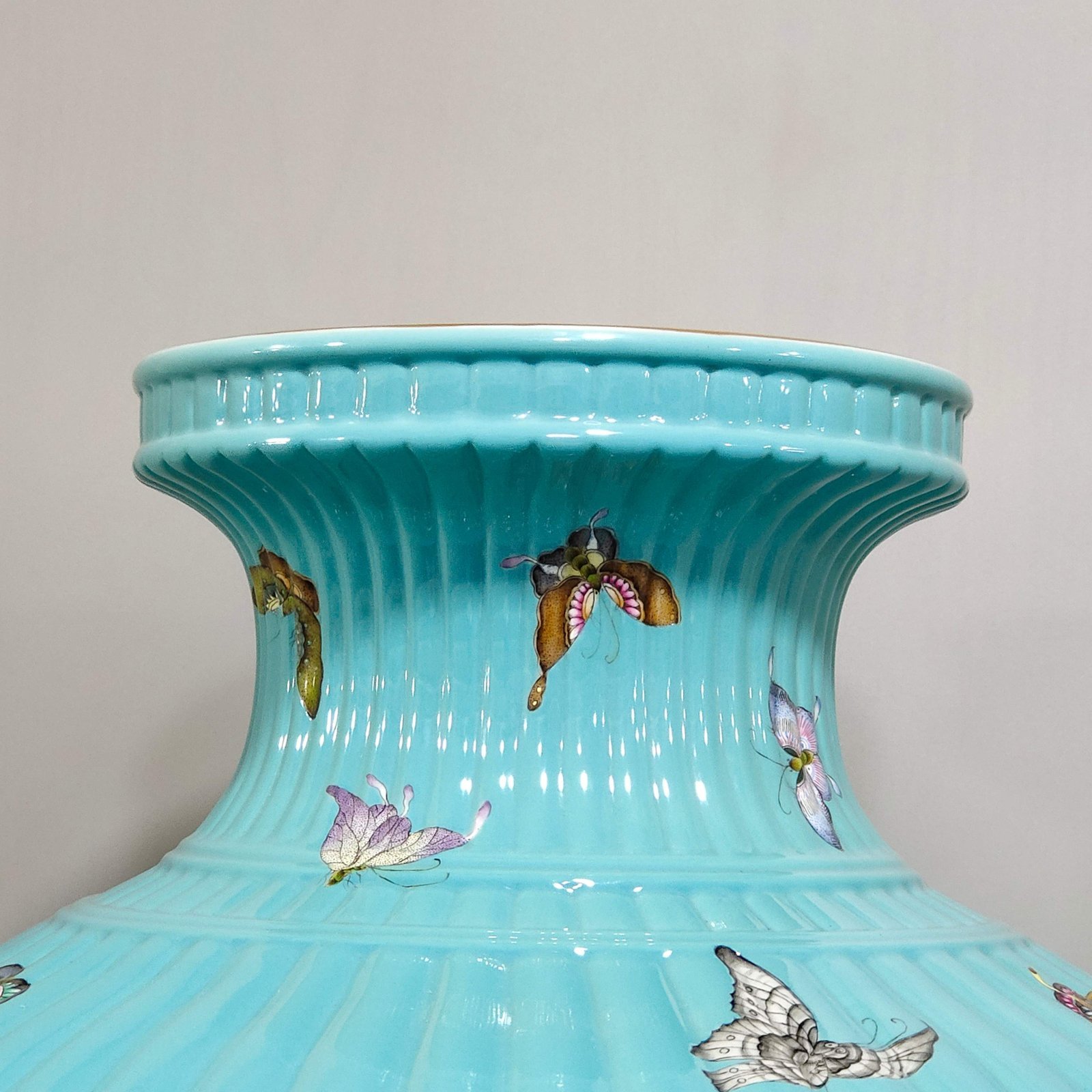 Qing Dynasty Qianlong turquoise green butterfly melon ribbed flat belly vase