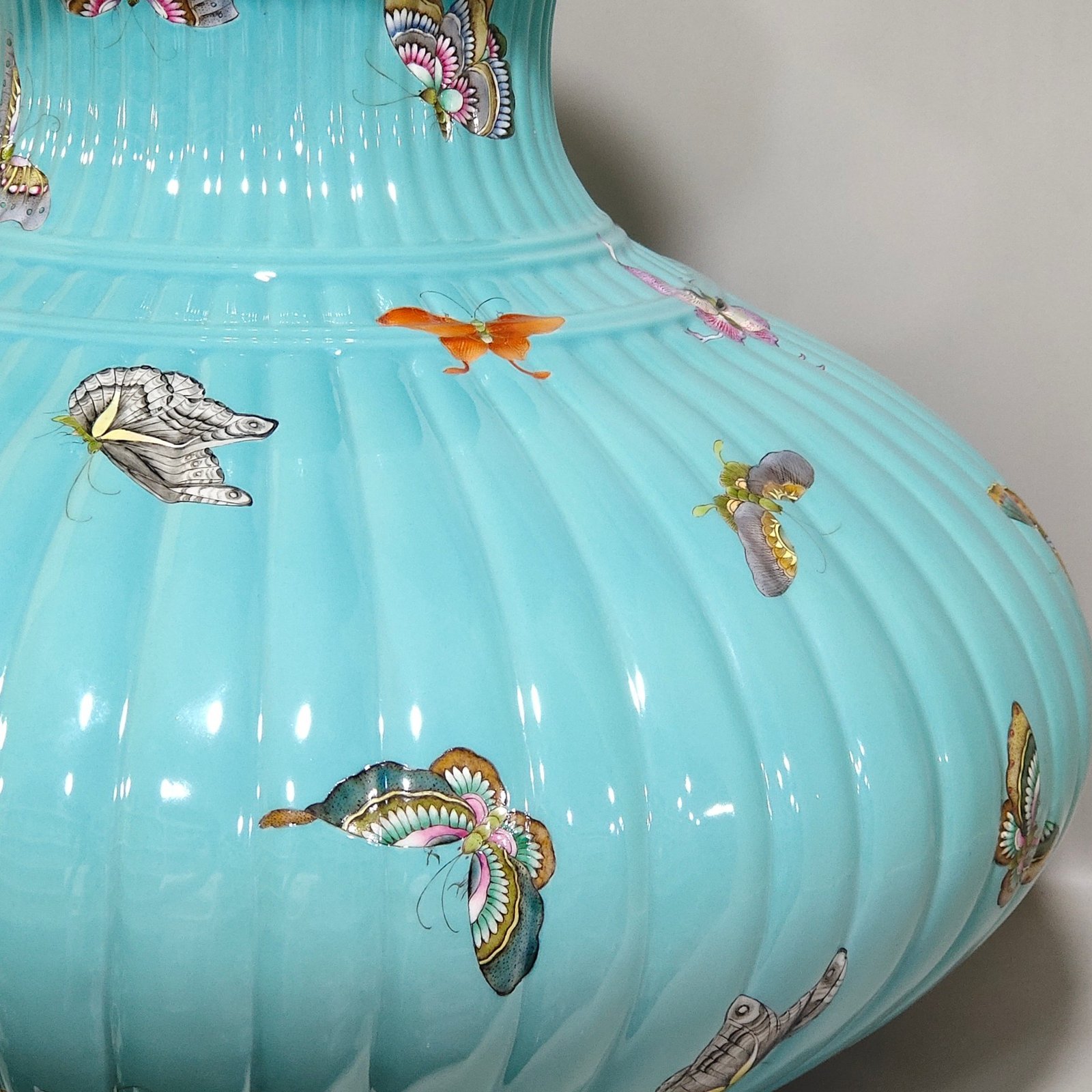 Qing Dynasty Qianlong turquoise green butterfly melon ribbed flat belly vase