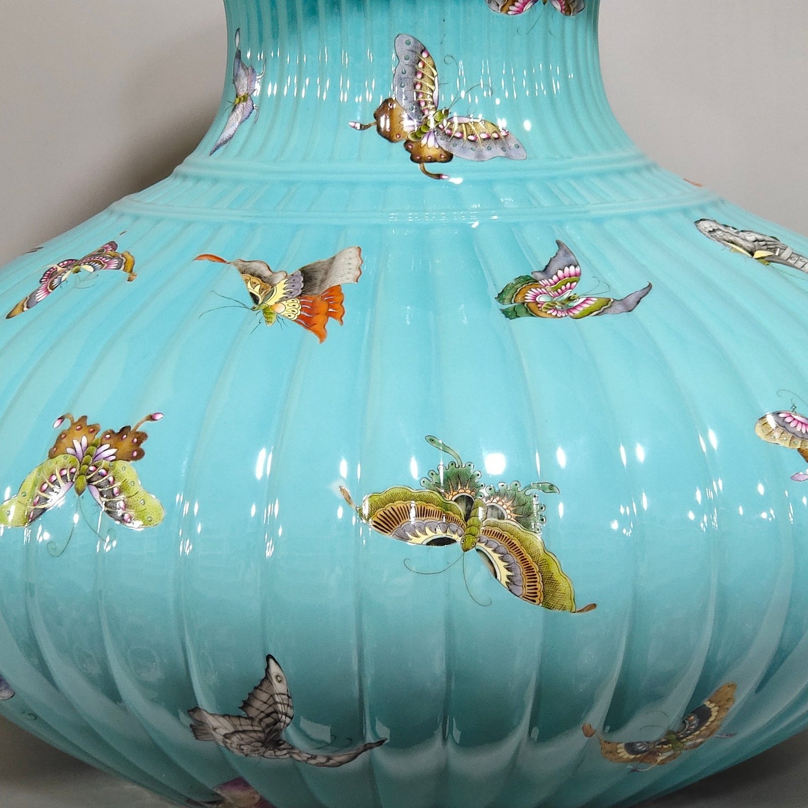 Qing Dynasty Qianlong turquoise green butterfly melon ribbed flat belly vase