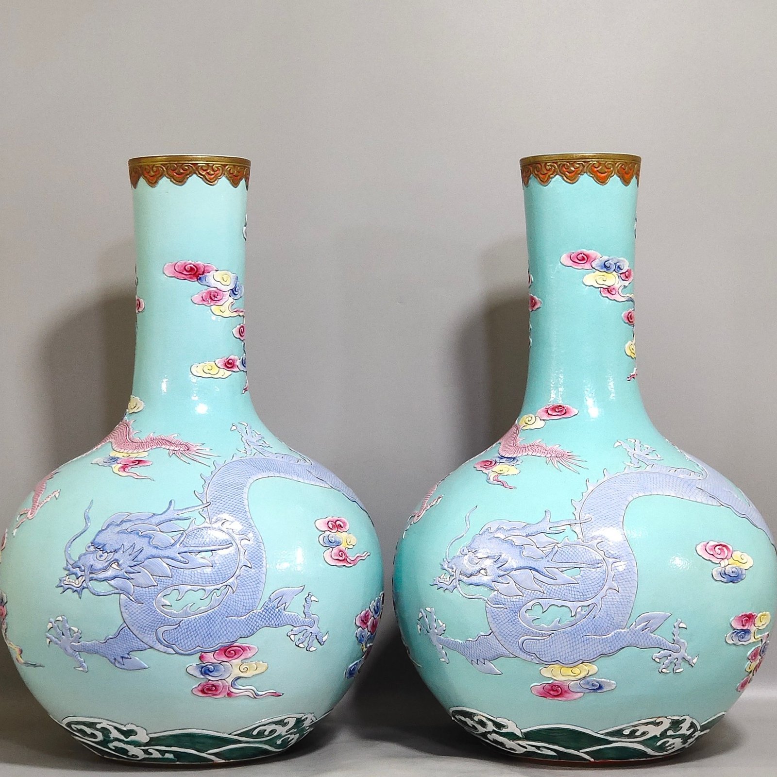 Qing Dynasty Qianlong turquoise green auspicious clouds and dragon relief celestial sphere vase