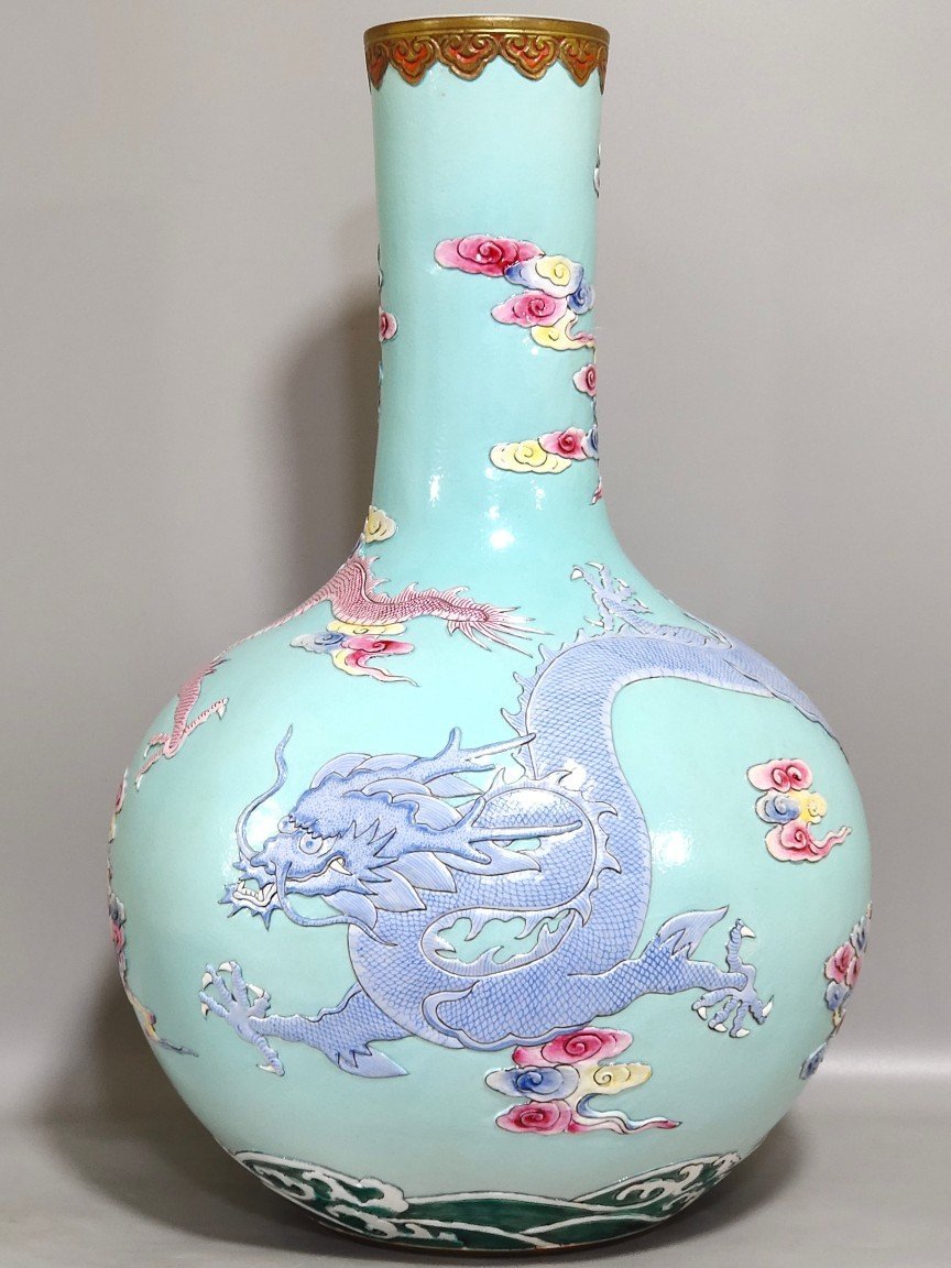 Qing Dynasty Qianlong turquoise green auspicious clouds and dragon relief celestial sphere vase