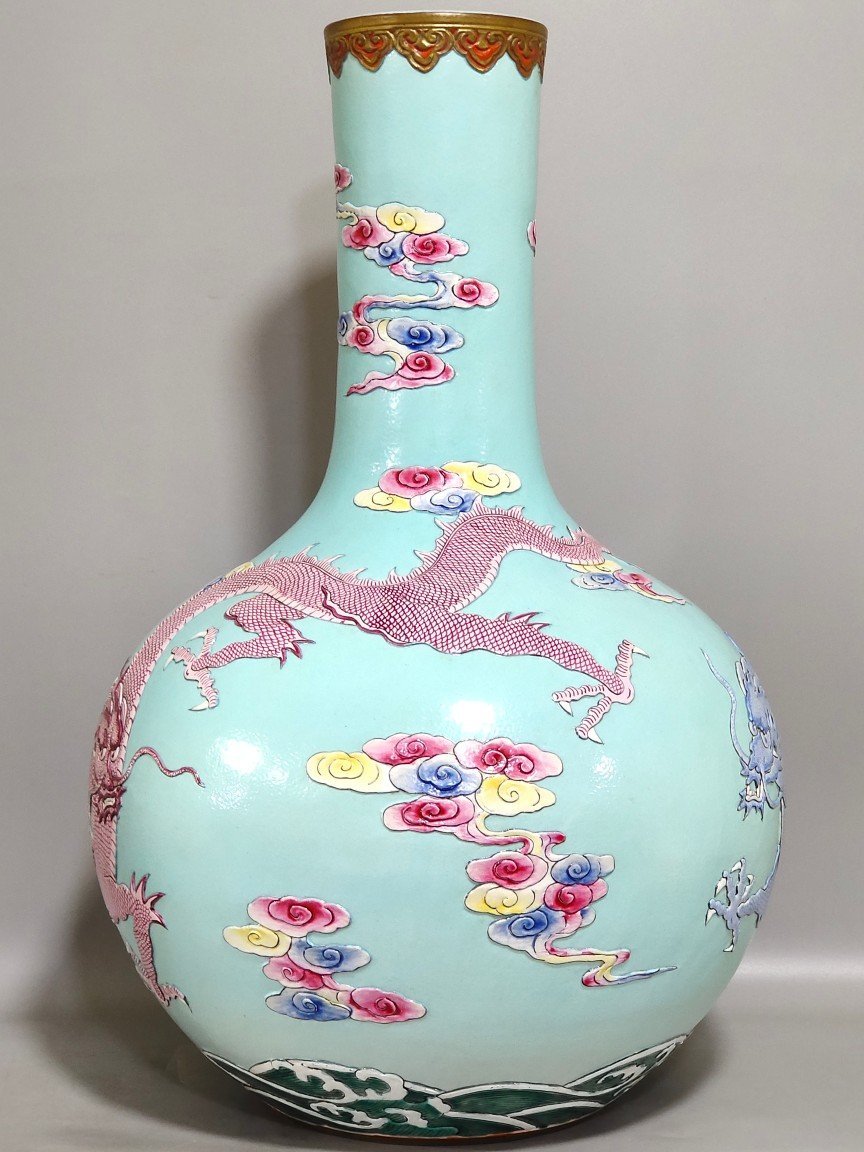 Qing Dynasty Qianlong turquoise green auspicious clouds and dragon relief celestial sphere vase
