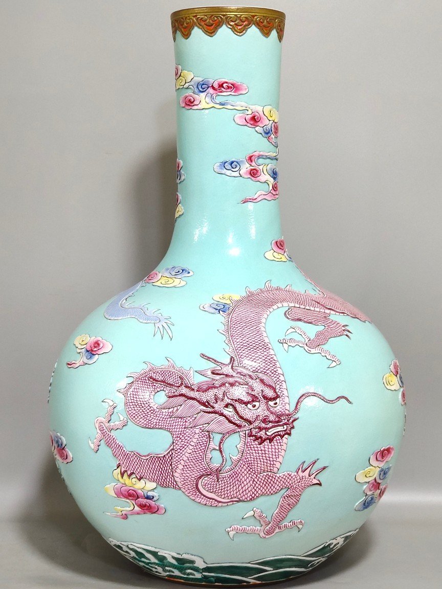 Qing Dynasty Qianlong turquoise green auspicious clouds and dragon relief celestial sphere vase