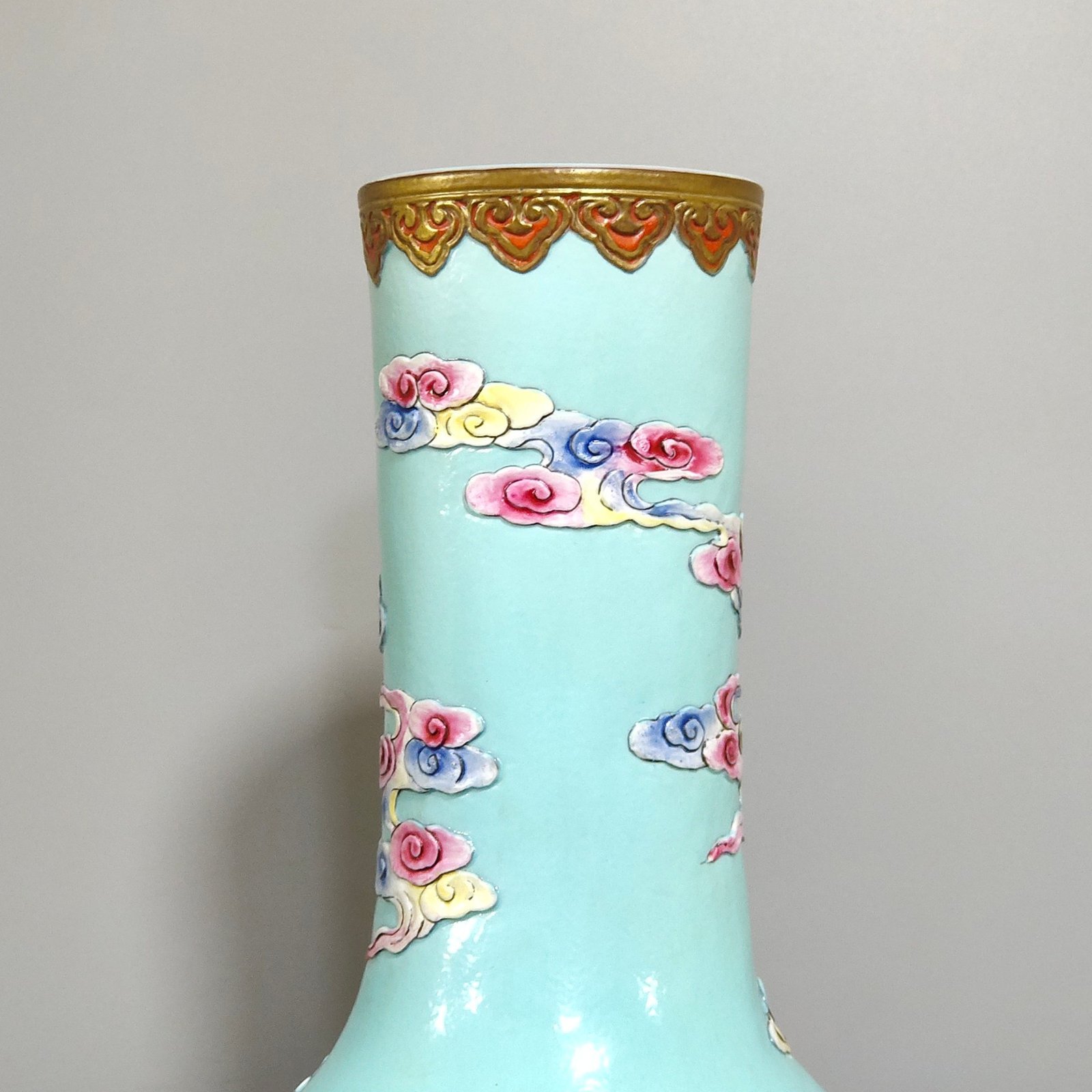 Qing Dynasty Qianlong turquoise green auspicious clouds and dragon relief celestial sphere vase