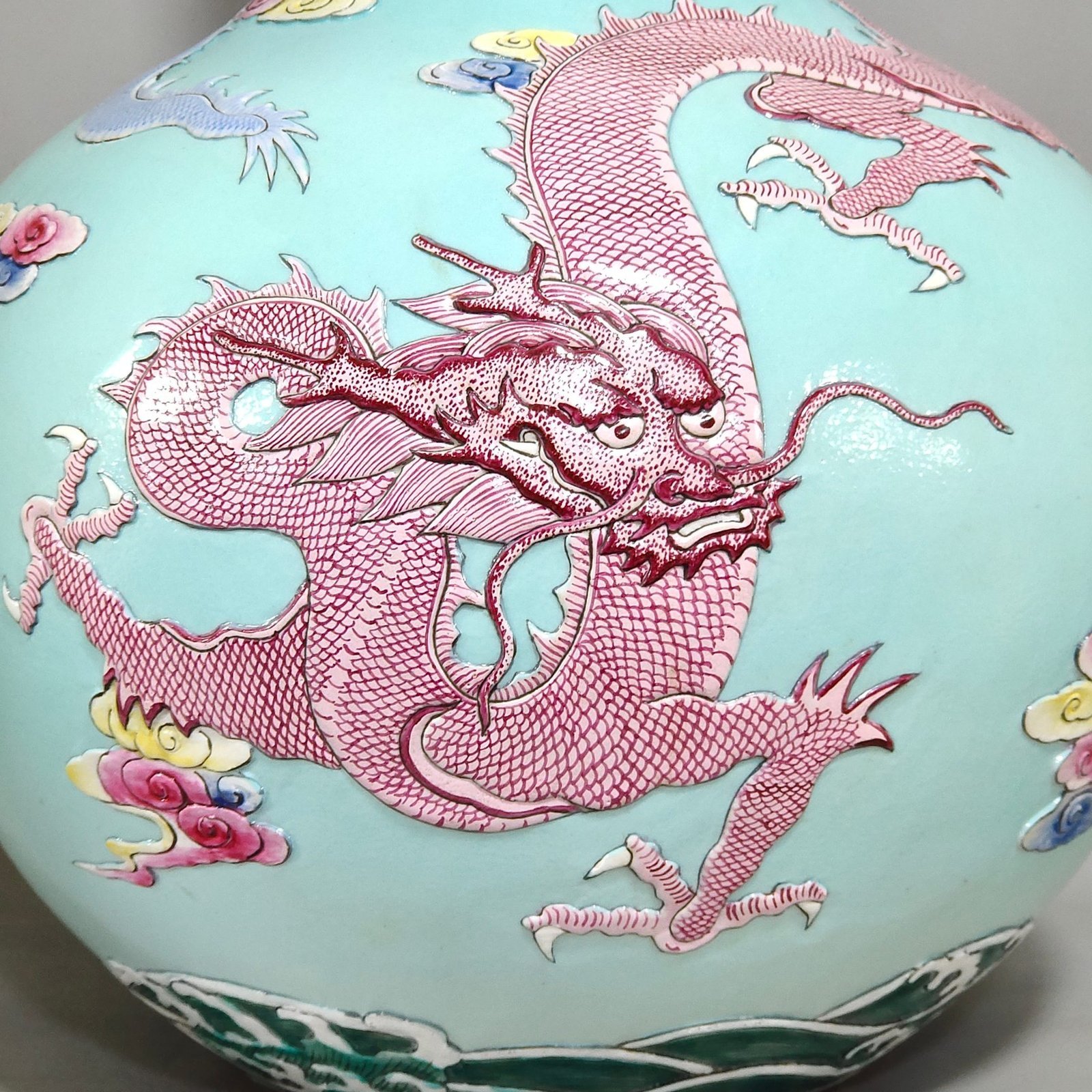 Qing Dynasty Qianlong turquoise green auspicious clouds and dragon relief celestial sphere vase