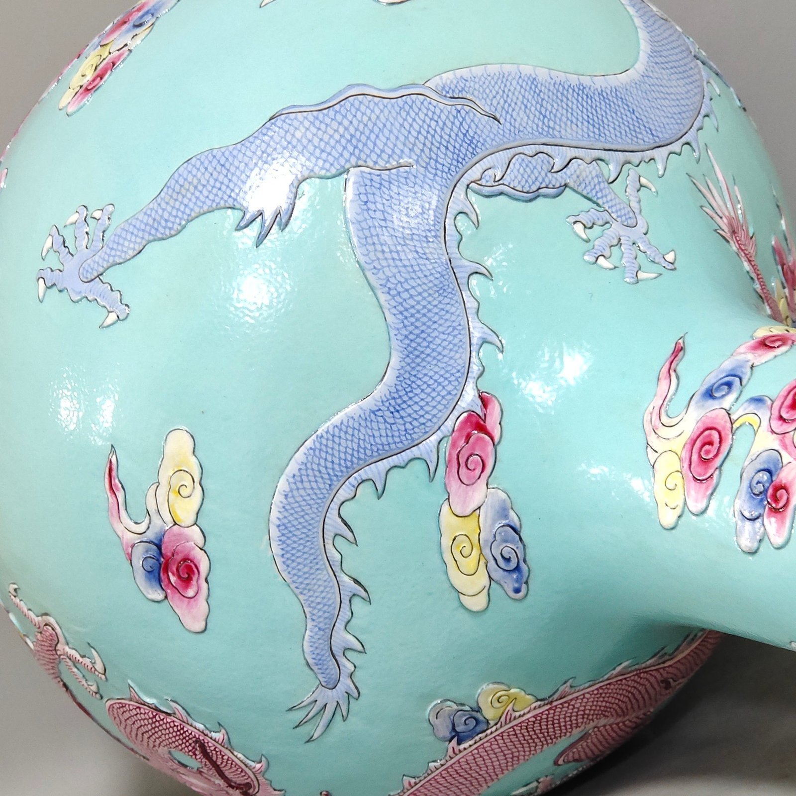 Qing Dynasty Qianlong turquoise green auspicious clouds and dragon relief celestial sphere vase