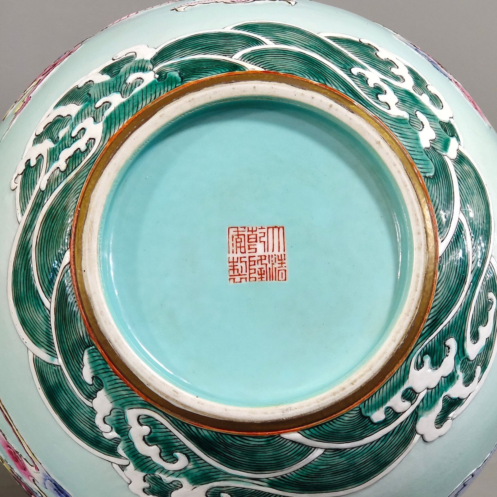 Qing Dynasty Qianlong turquoise green auspicious clouds and dragon relief celestial sphere vase
