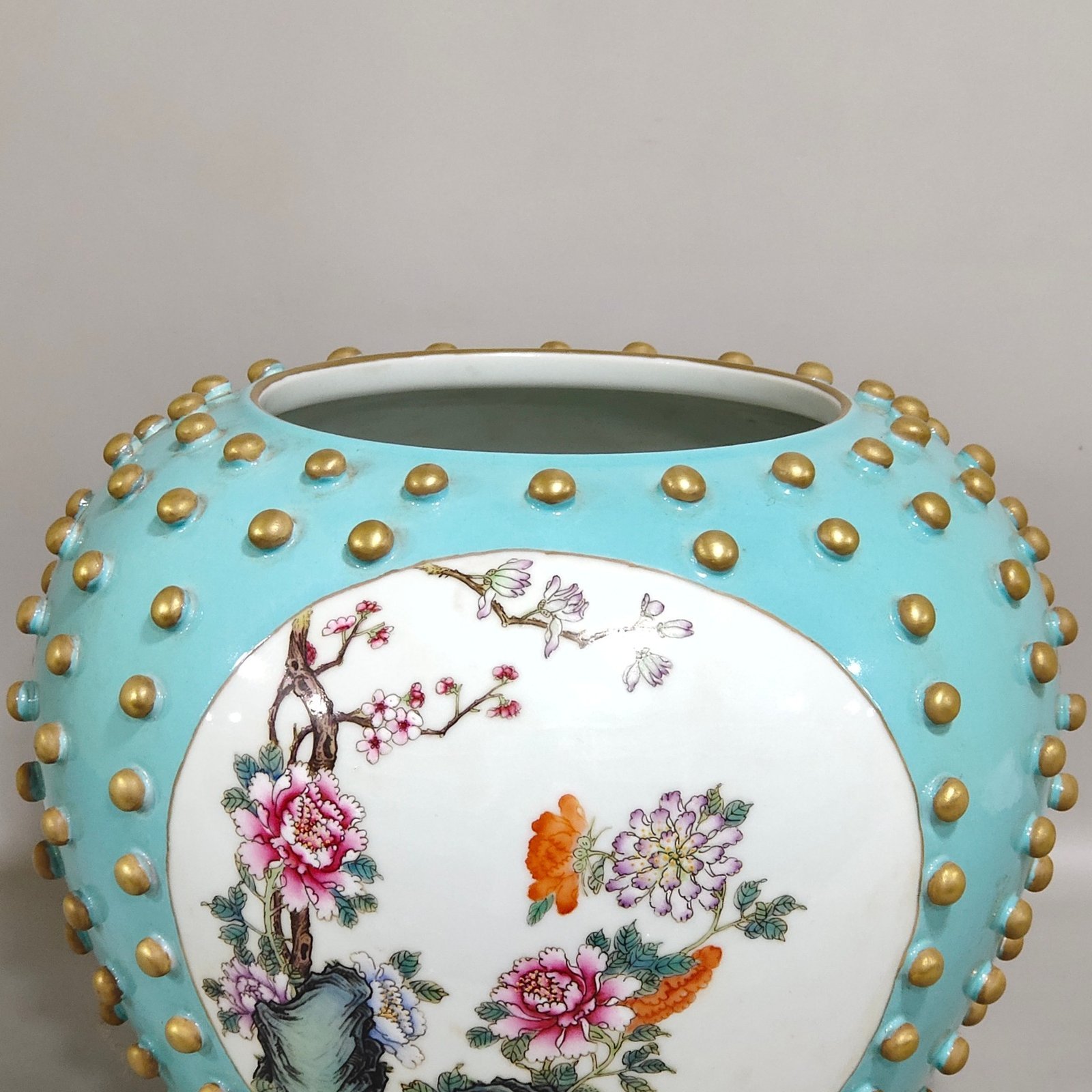 Qing Dynasty Qianlong turquoise green drum nail window with floral wash