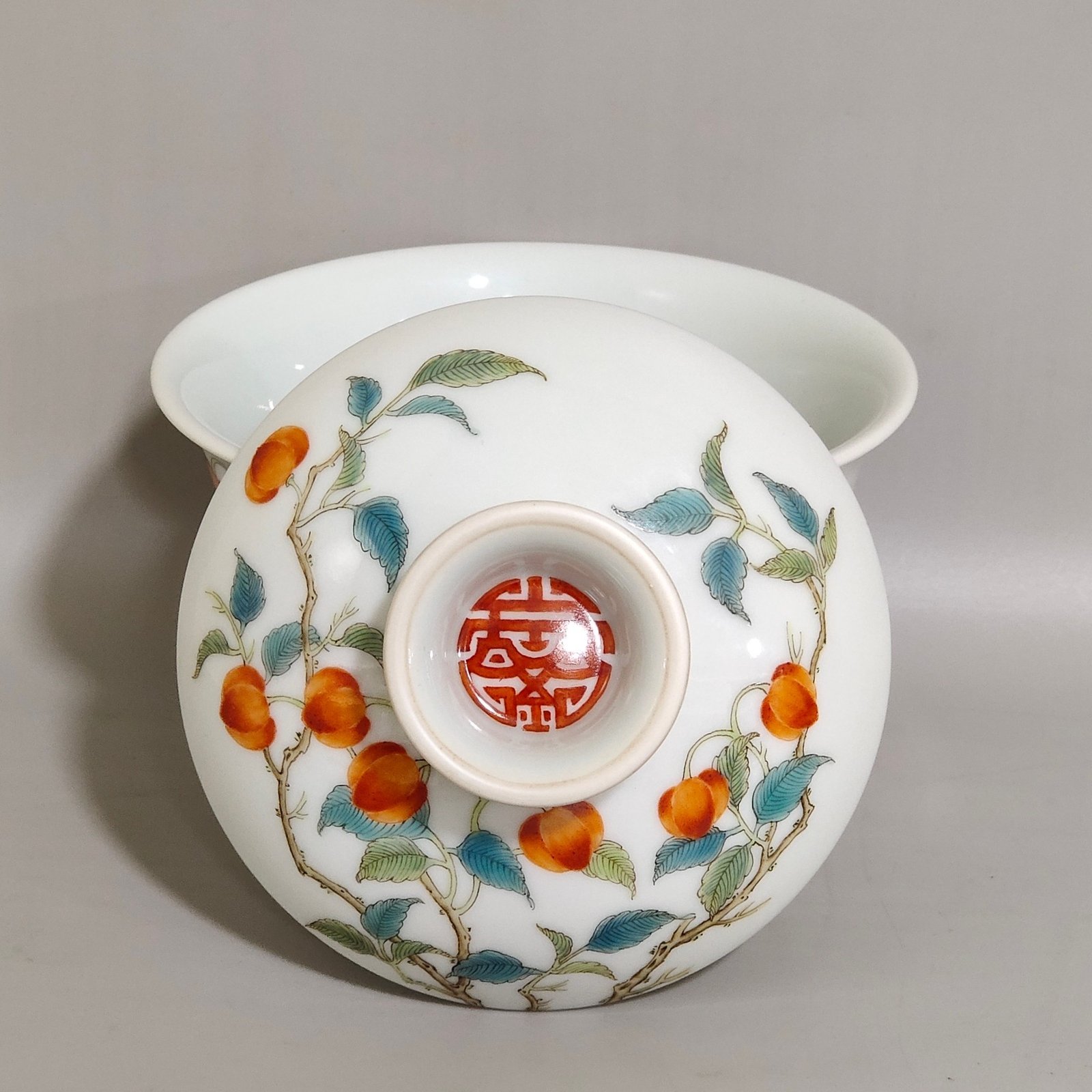 Qing Dynasty Qianlong wolfberry covered bowl