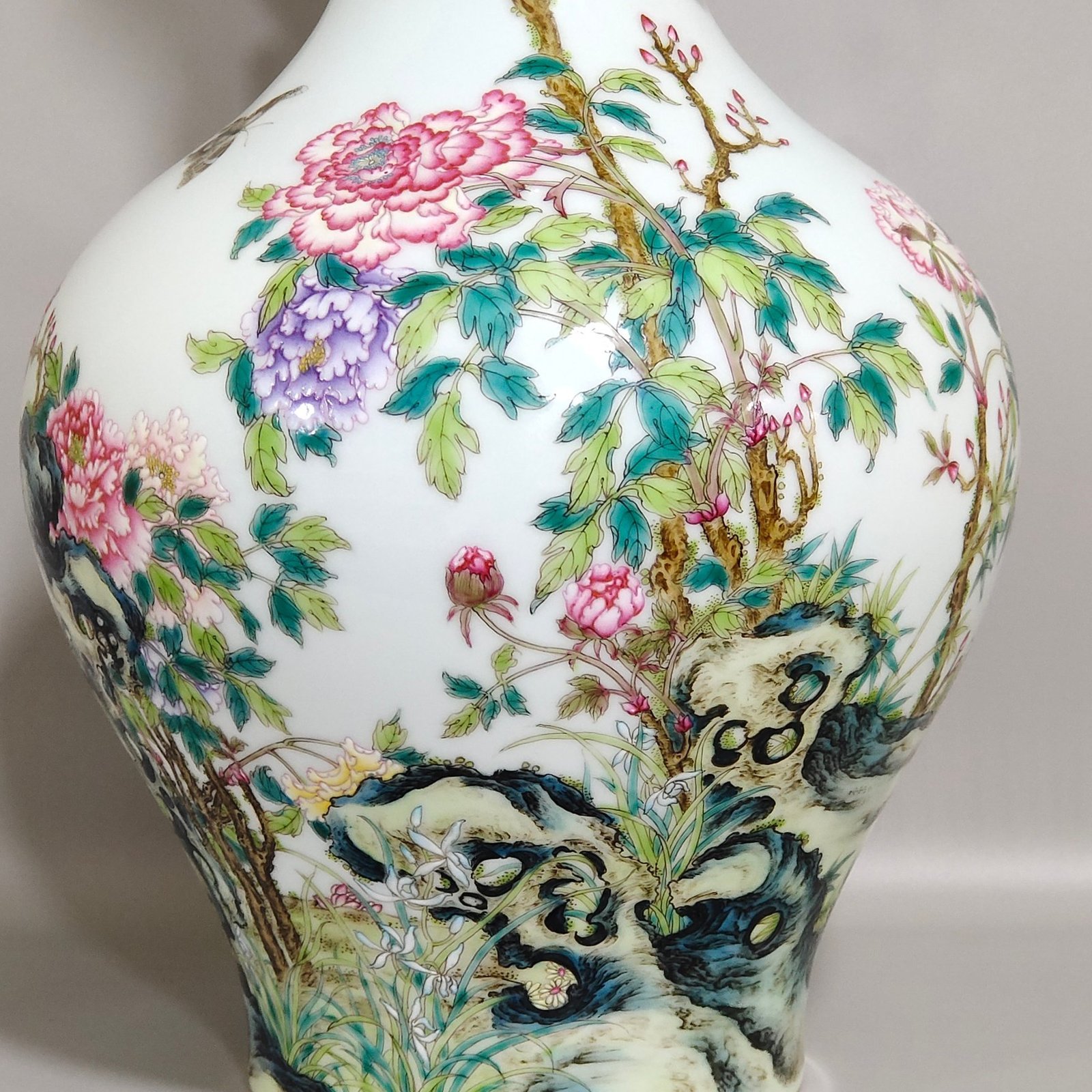Qing Dynasty Qianlong Peony amphora