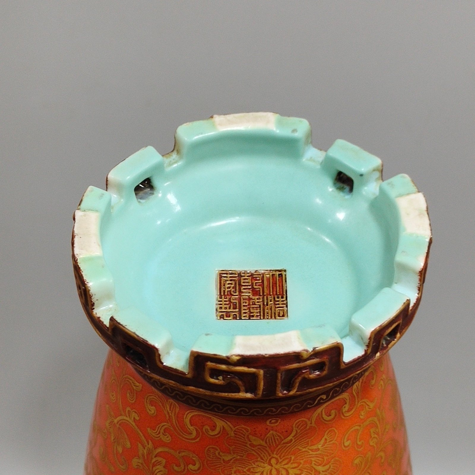 Qing Dynasty Qianlong Coral red gold-painted window landscape amphora