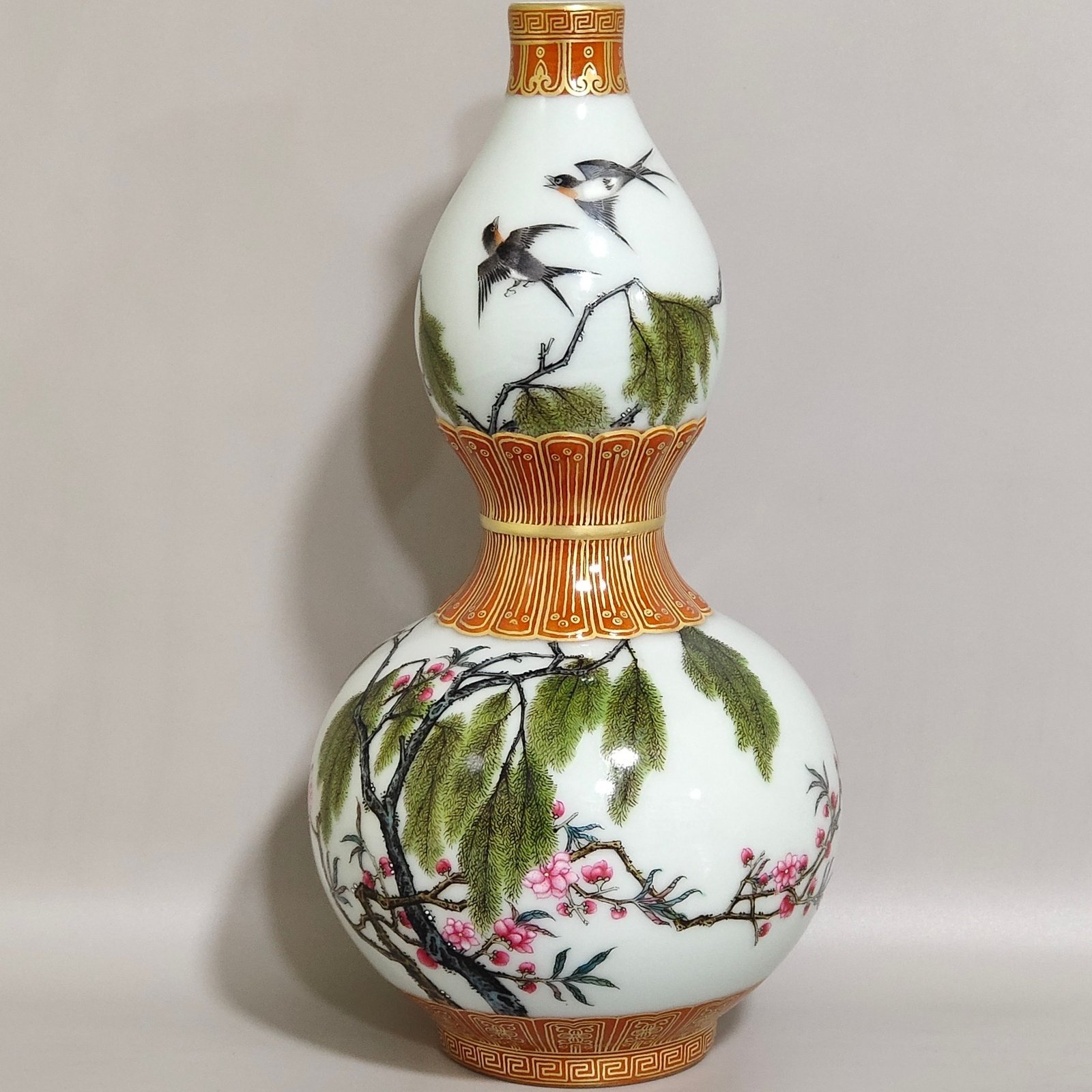 Qing Dynasty Qianlong a coral-red and gold-painted gourd vase