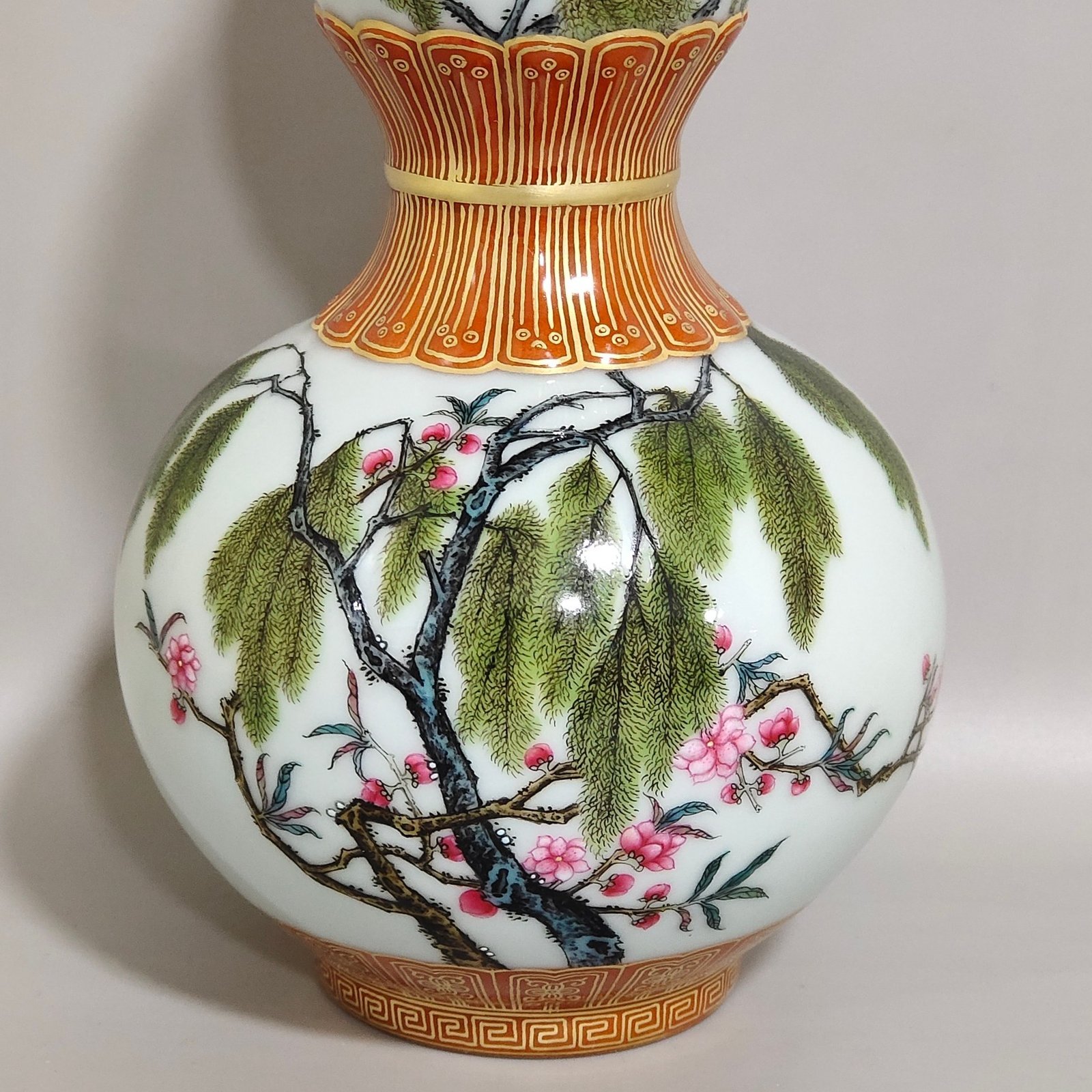 Qing Dynasty Qianlong a coral-red and gold-painted gourd vase