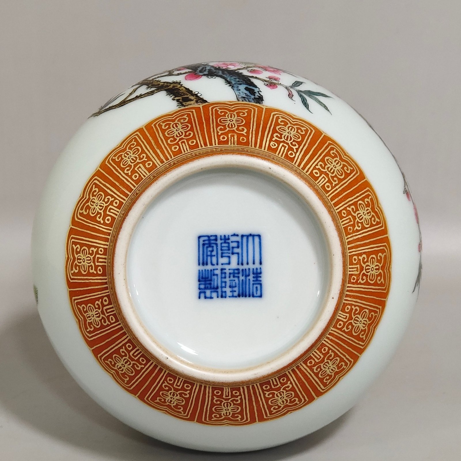 Qing Dynasty Qianlong a coral-red and gold-painted gourd vase