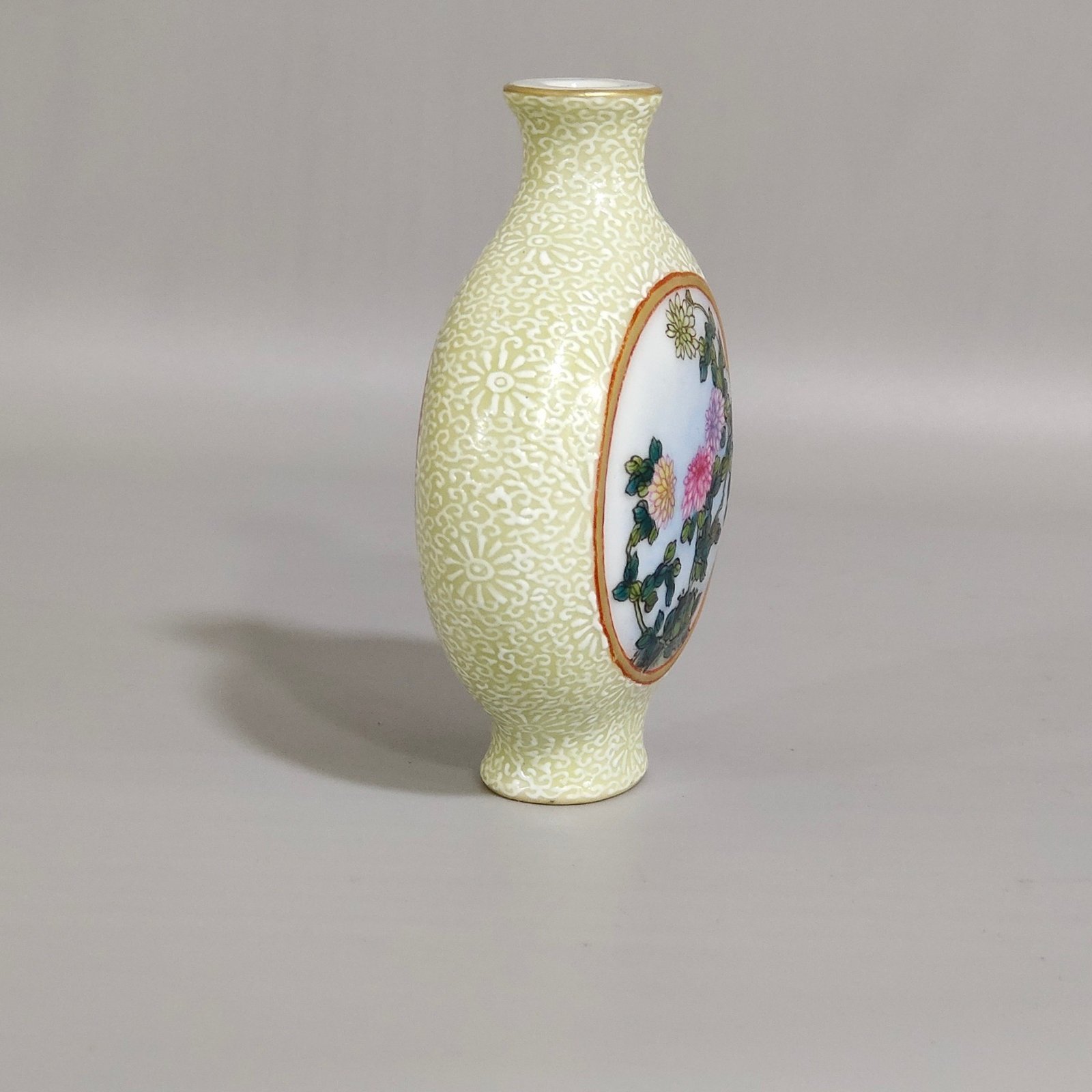 Qing Dynasty Qianlong enamel window peony flower snuff bottle