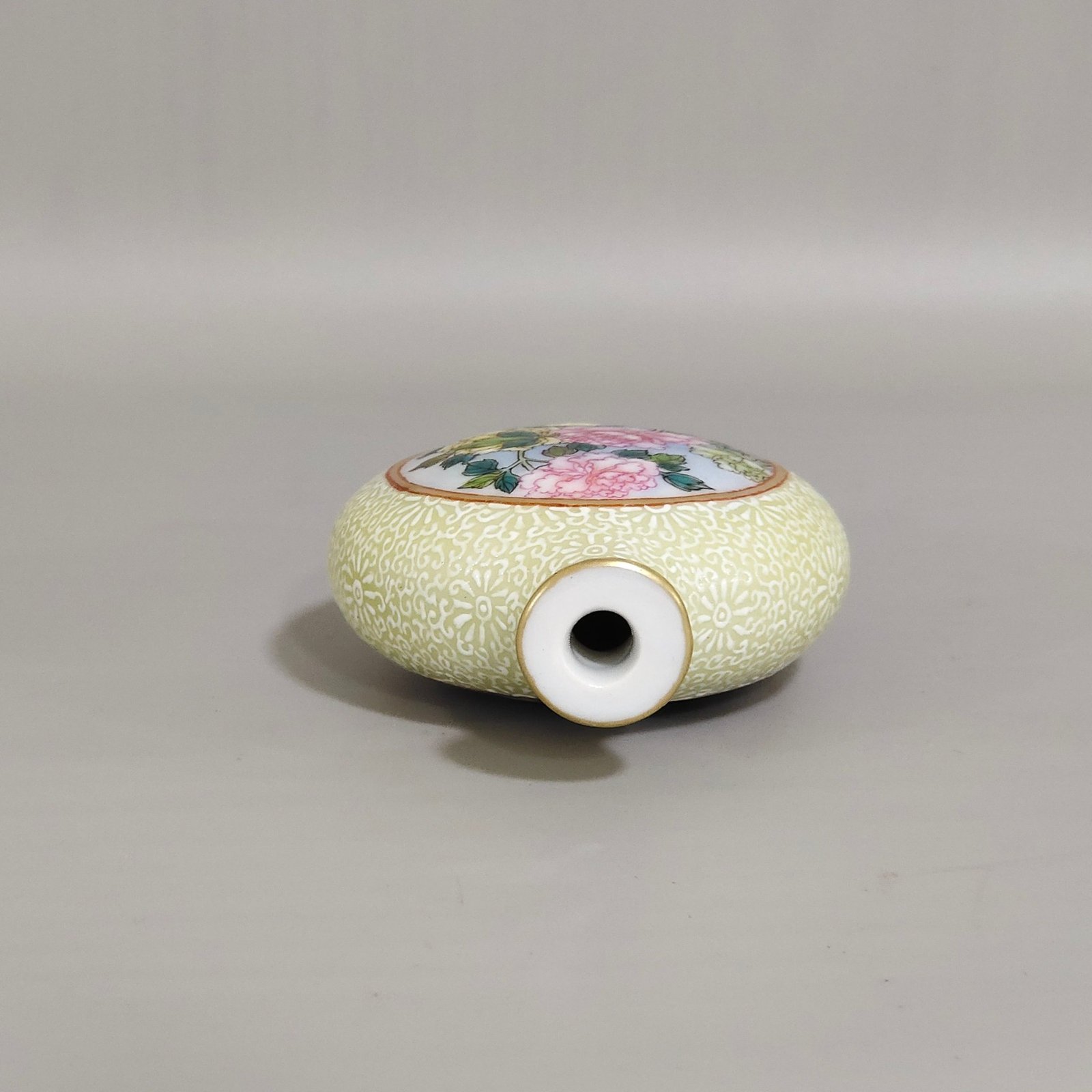 Qing Dynasty Qianlong enamel window peony flower snuff bottle