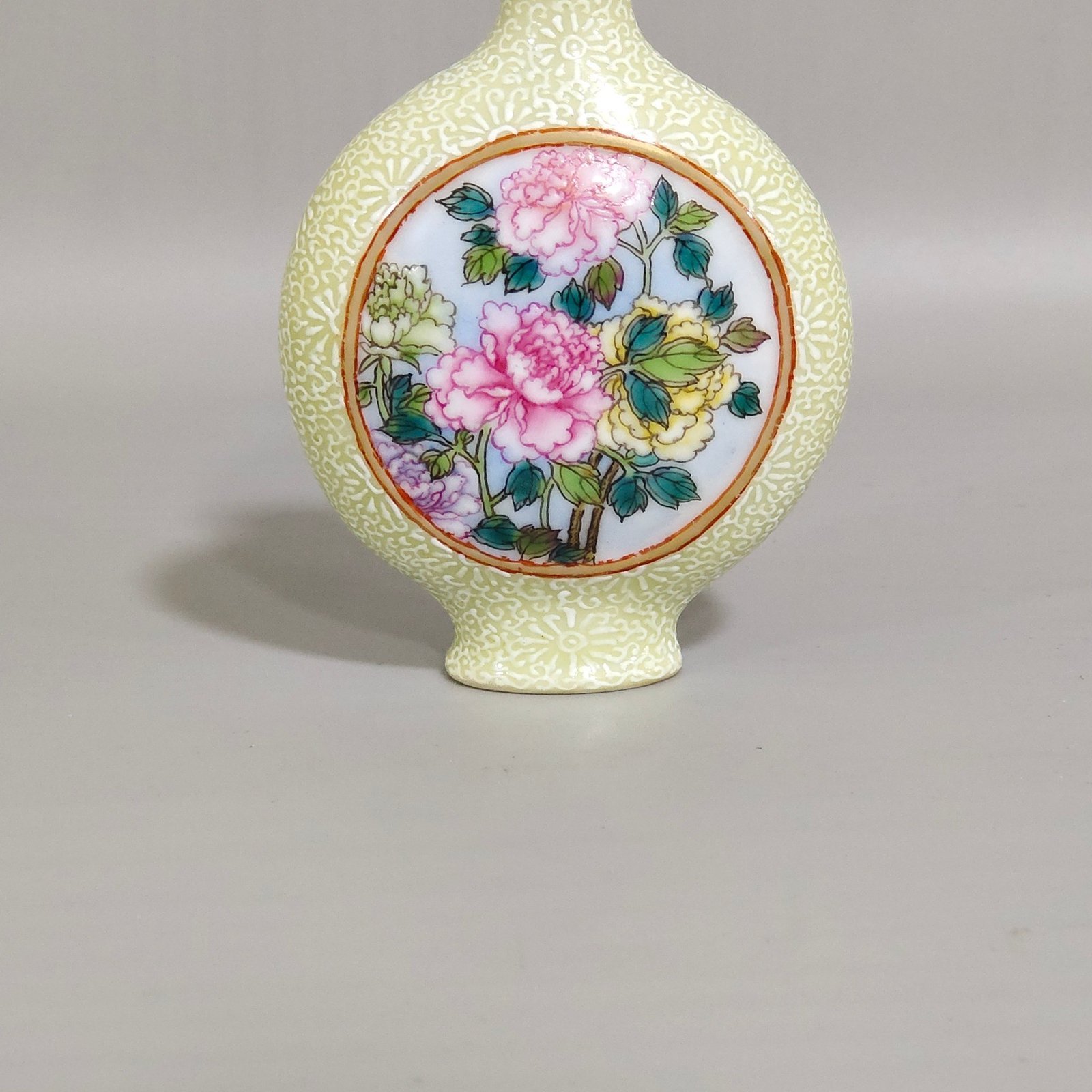 Qing Dynasty Qianlong enamel window peony flower snuff bottle