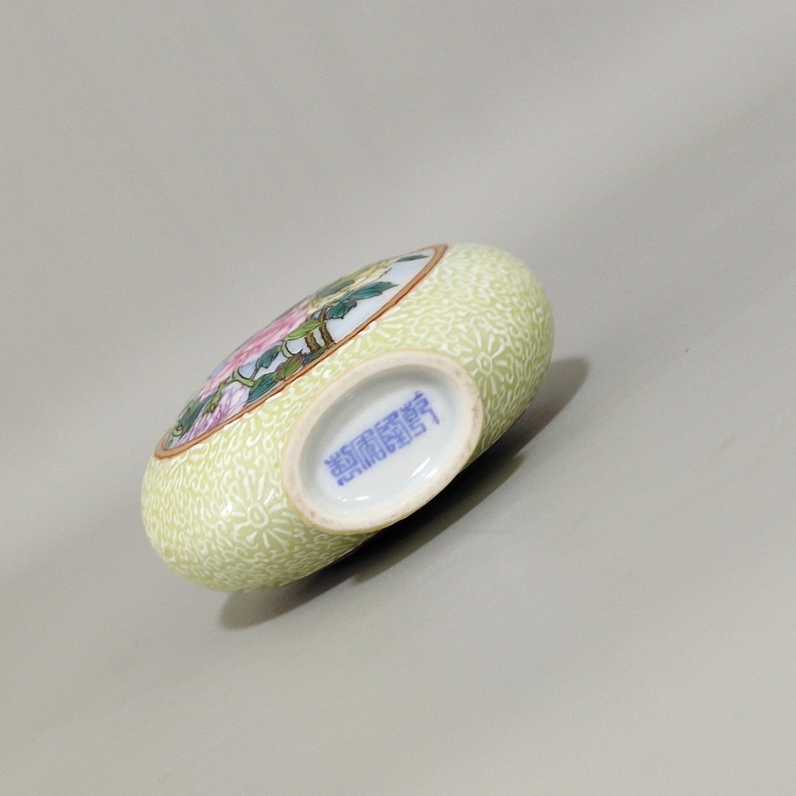 Qing Dynasty Qianlong enamel window peony flower snuff bottle
