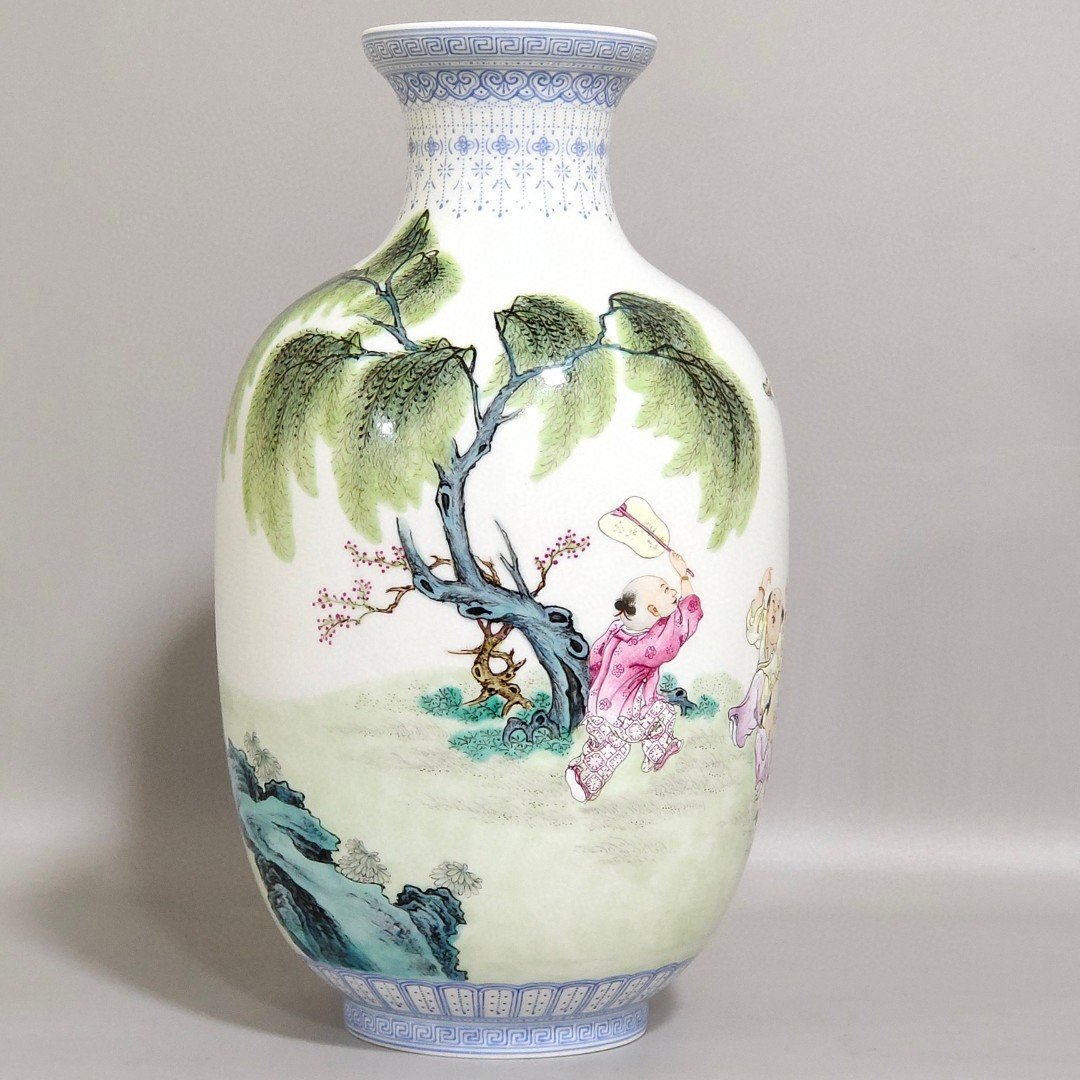 Qing Dynasty Qianlong enamel thin vase with green edging