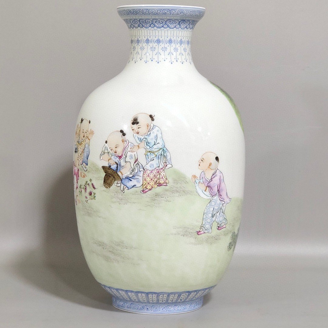 Qing Dynasty Qianlong enamel thin vase with green edging