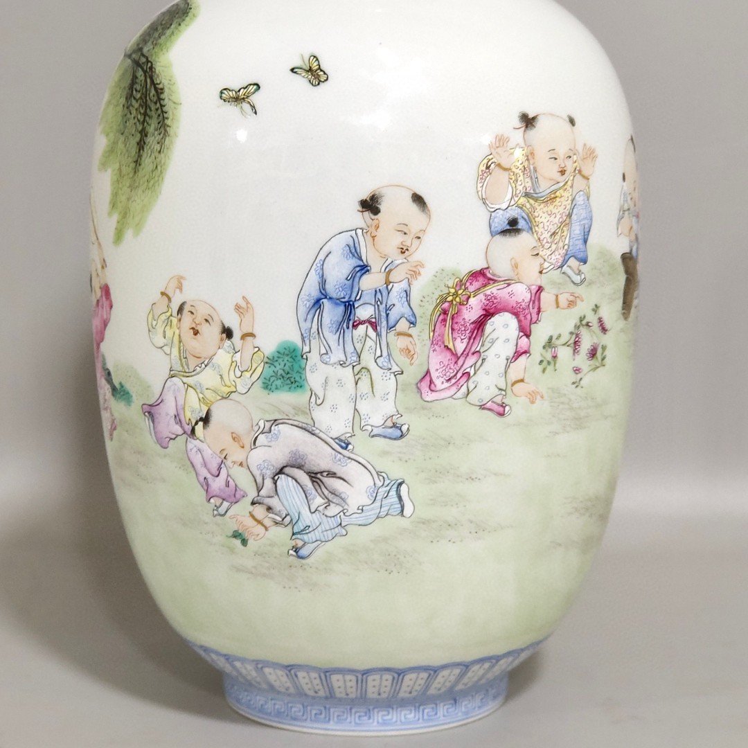 Qing Dynasty Qianlong enamel thin vase with green edging