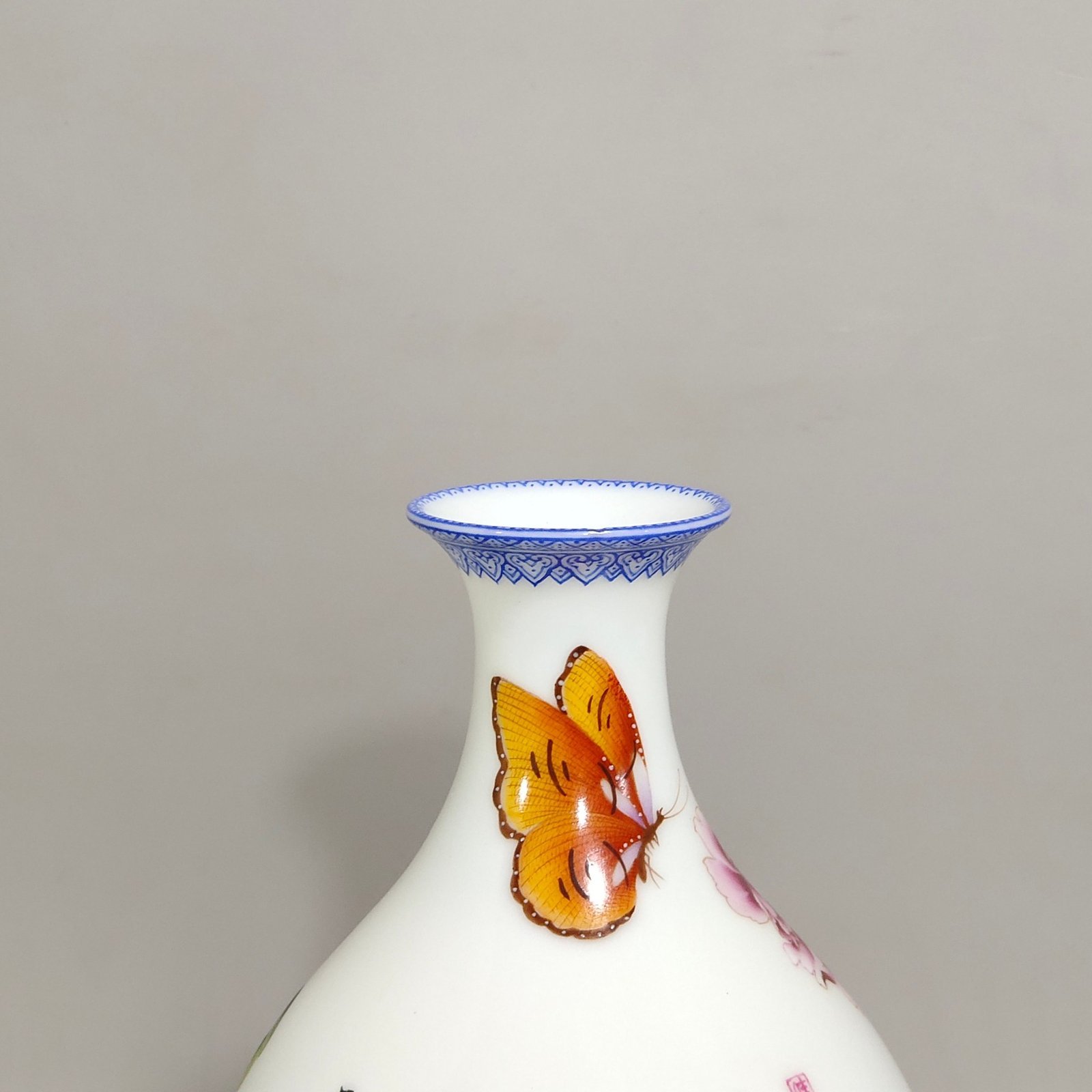 Qing Dynasty Qianlong enamel jade pot spring vase with emerald edge