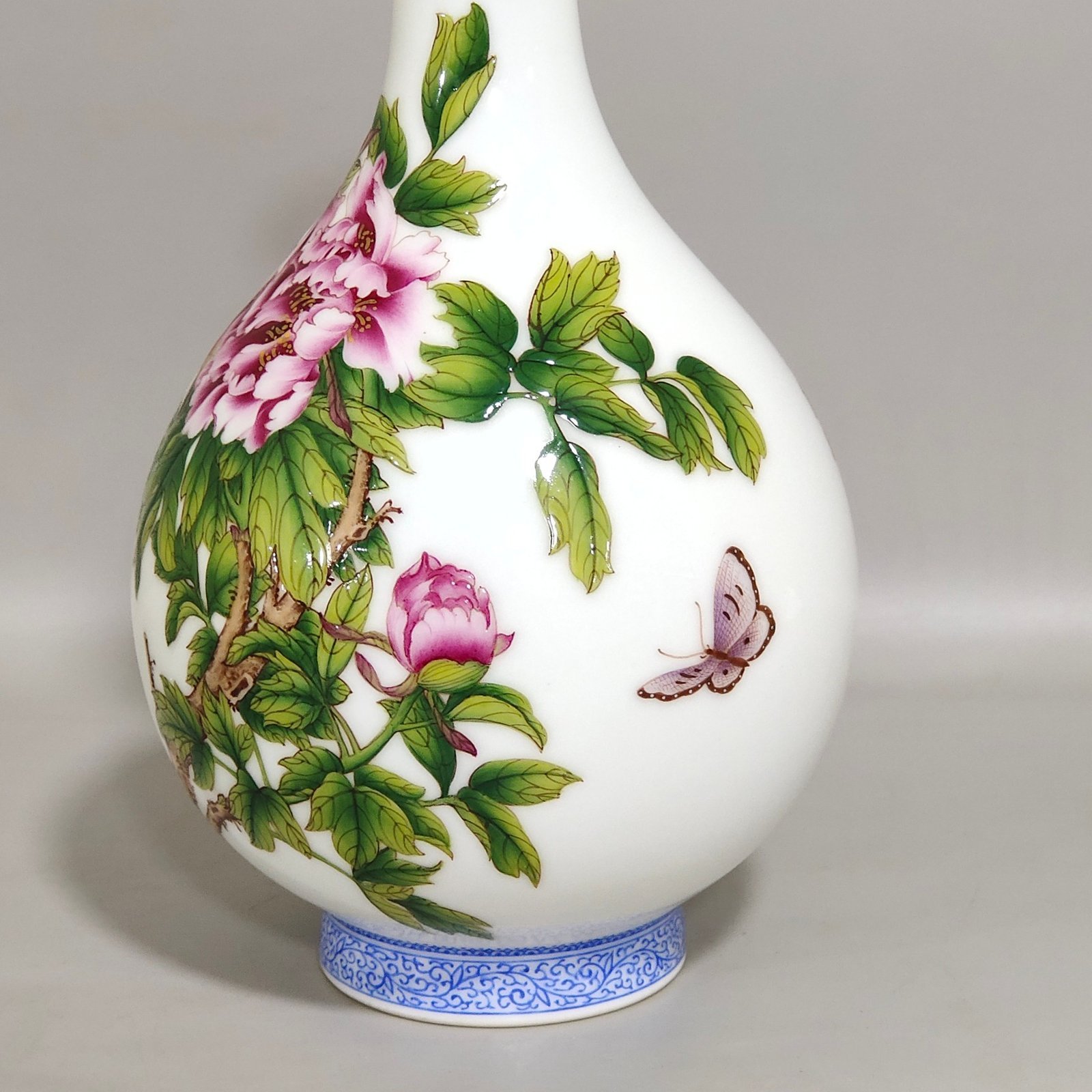Qing Dynasty Qianlong enamel jade pot spring vase with emerald edge