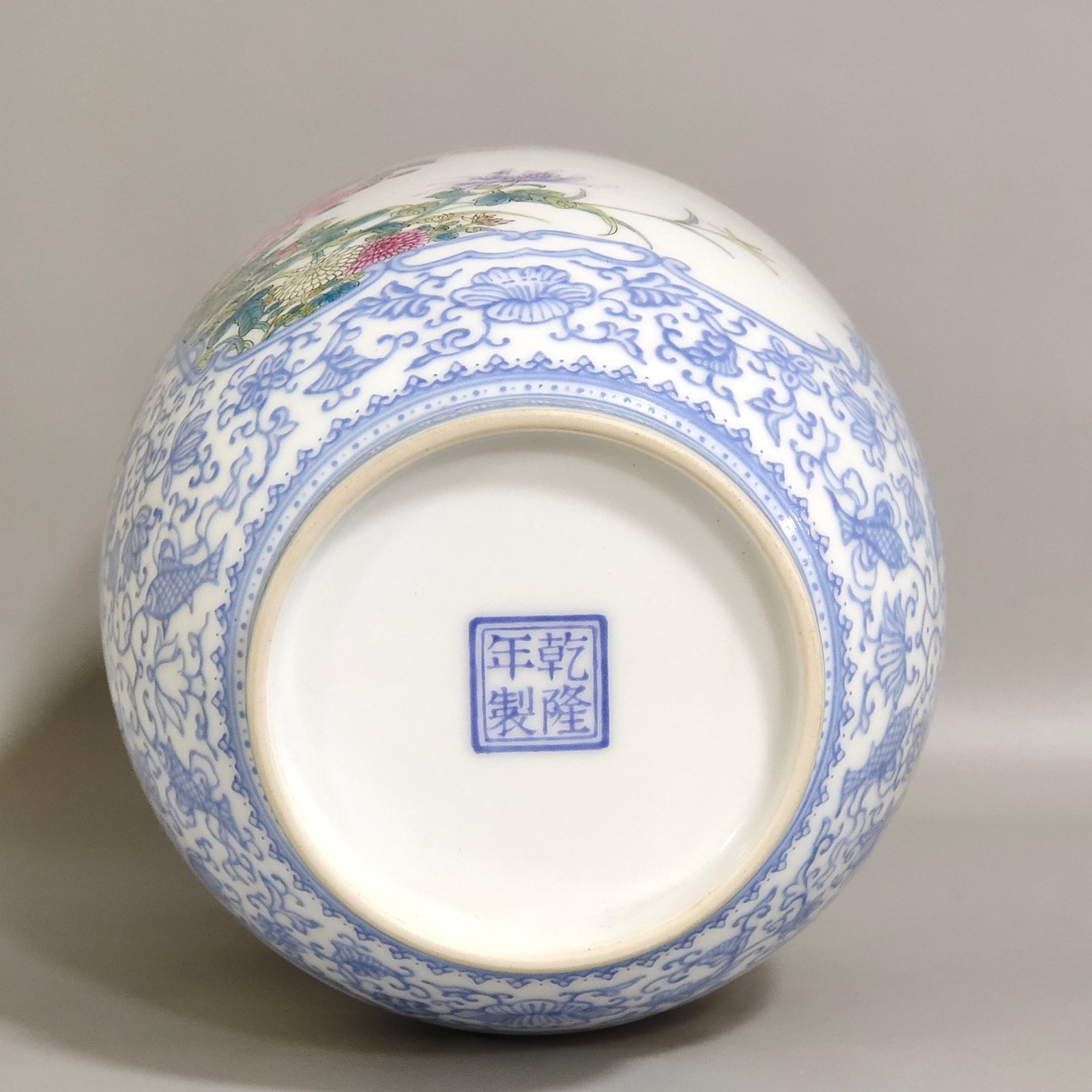 Qing Dynasty Qianlong enamel blue material vase with window flowers and birds