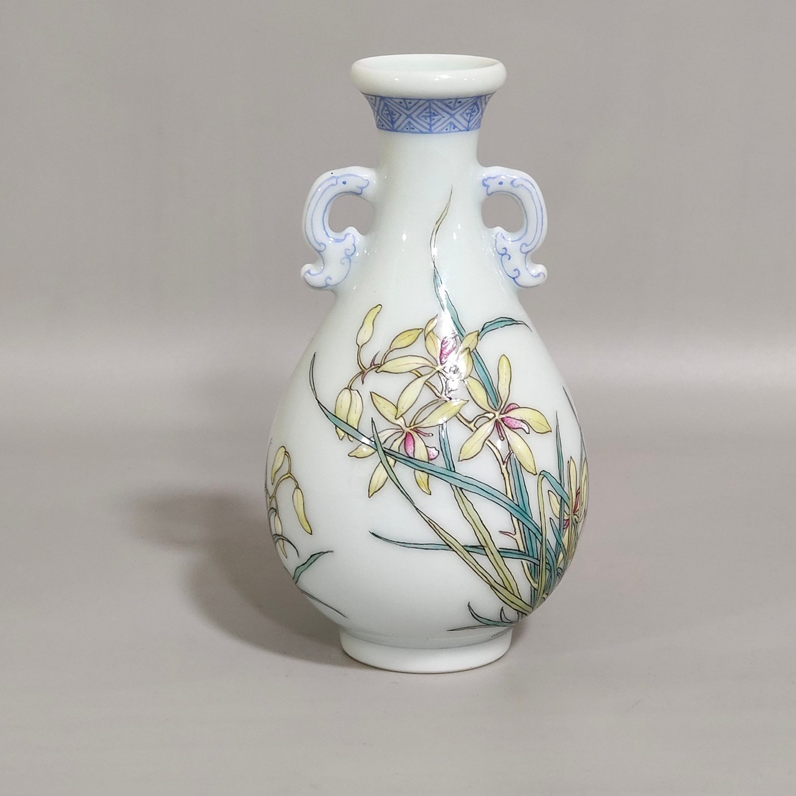 Qing Dynasty Qianlong Famille Rose porcelain vase