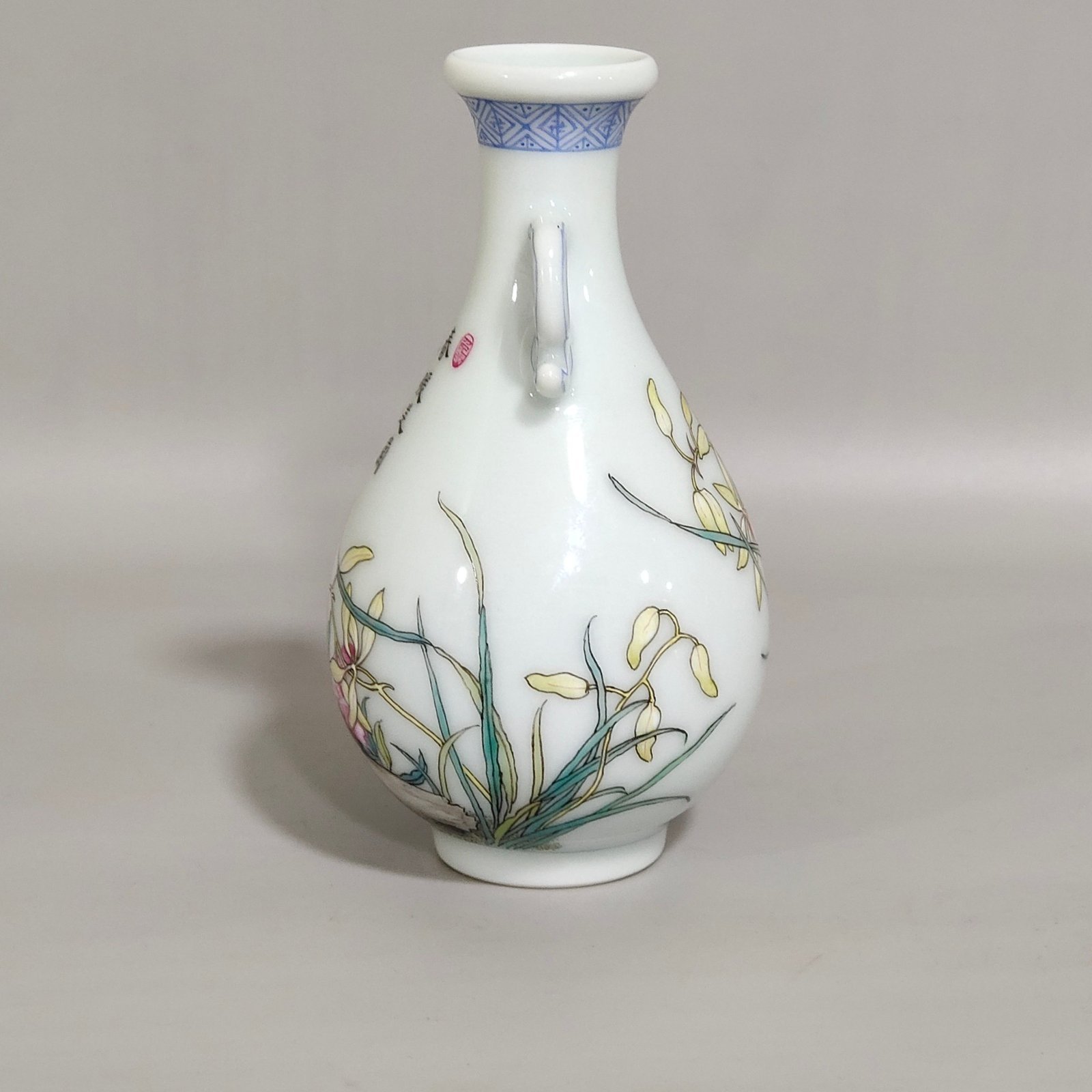 Qing Dynasty Qianlong Famille Rose porcelain vase