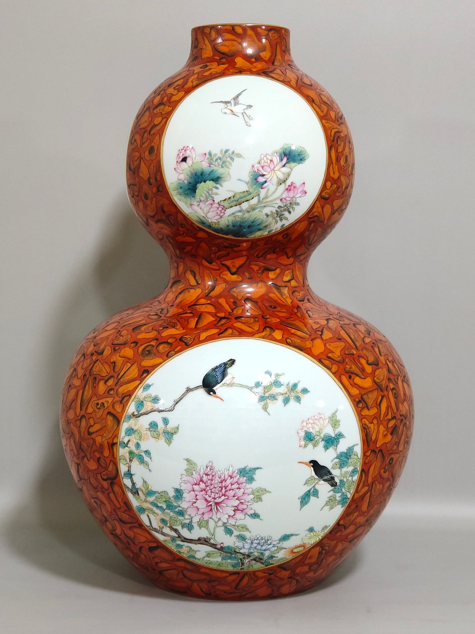 Qing Dynasty Qianlong stone pattern glazed flower-and-bird gourd vase with window