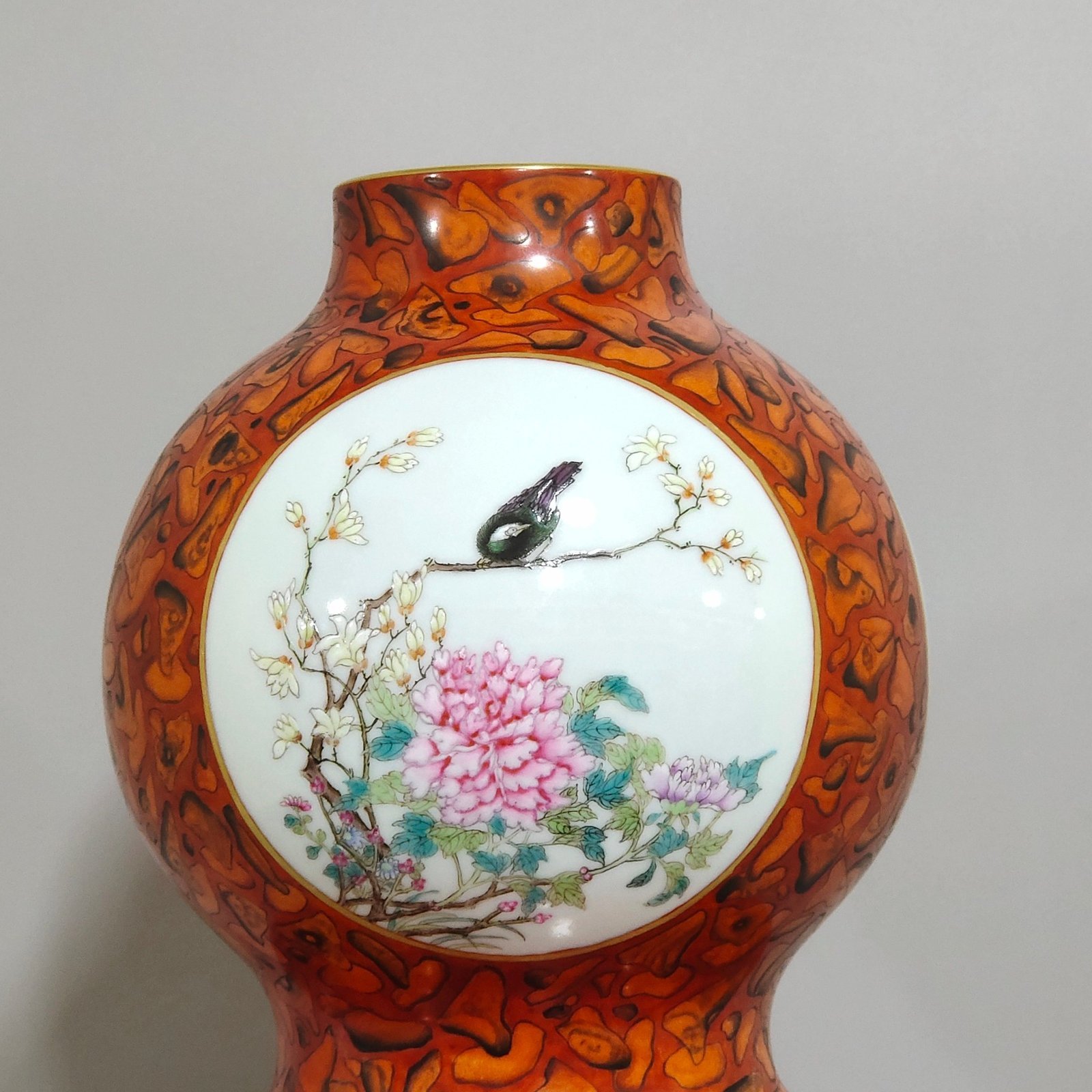 Qing Dynasty Qianlong stone pattern glazed flower-and-bird gourd vase with window