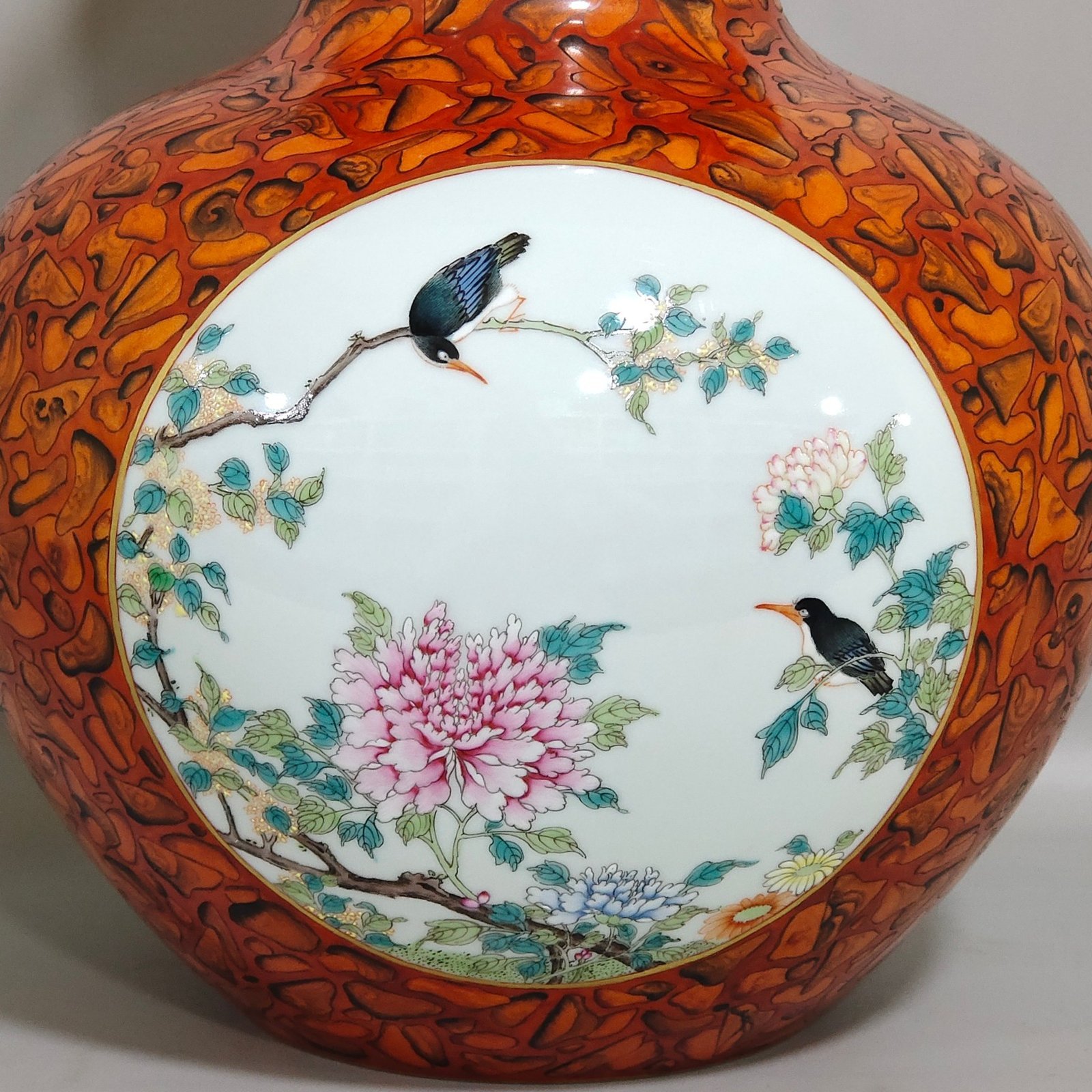 Qing Dynasty Qianlong stone pattern glazed flower-and-bird gourd vase with window
