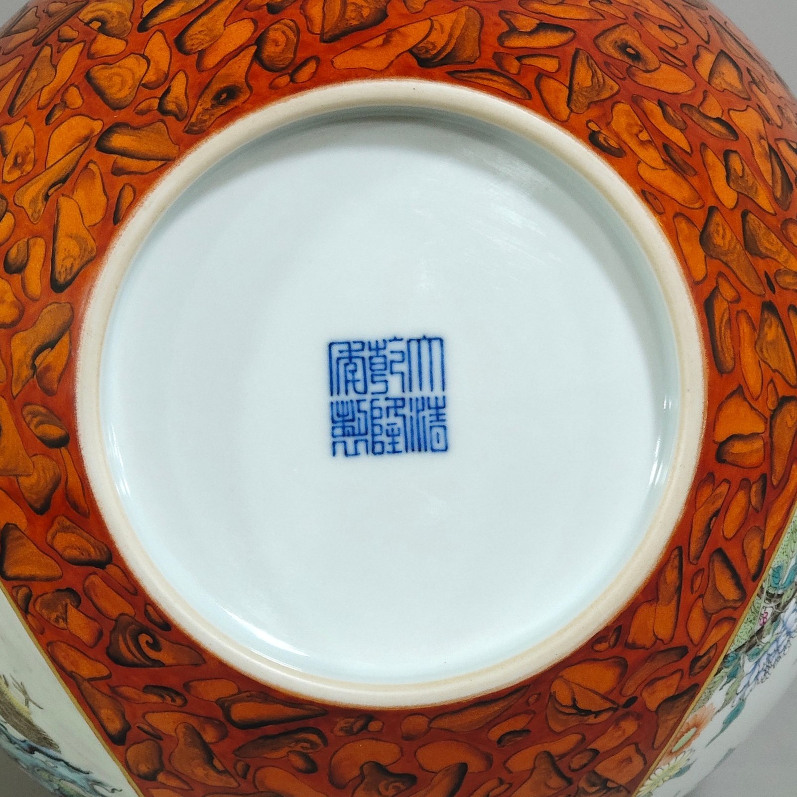 Qing Dynasty Qianlong stone pattern glazed flower-and-bird gourd vase with window