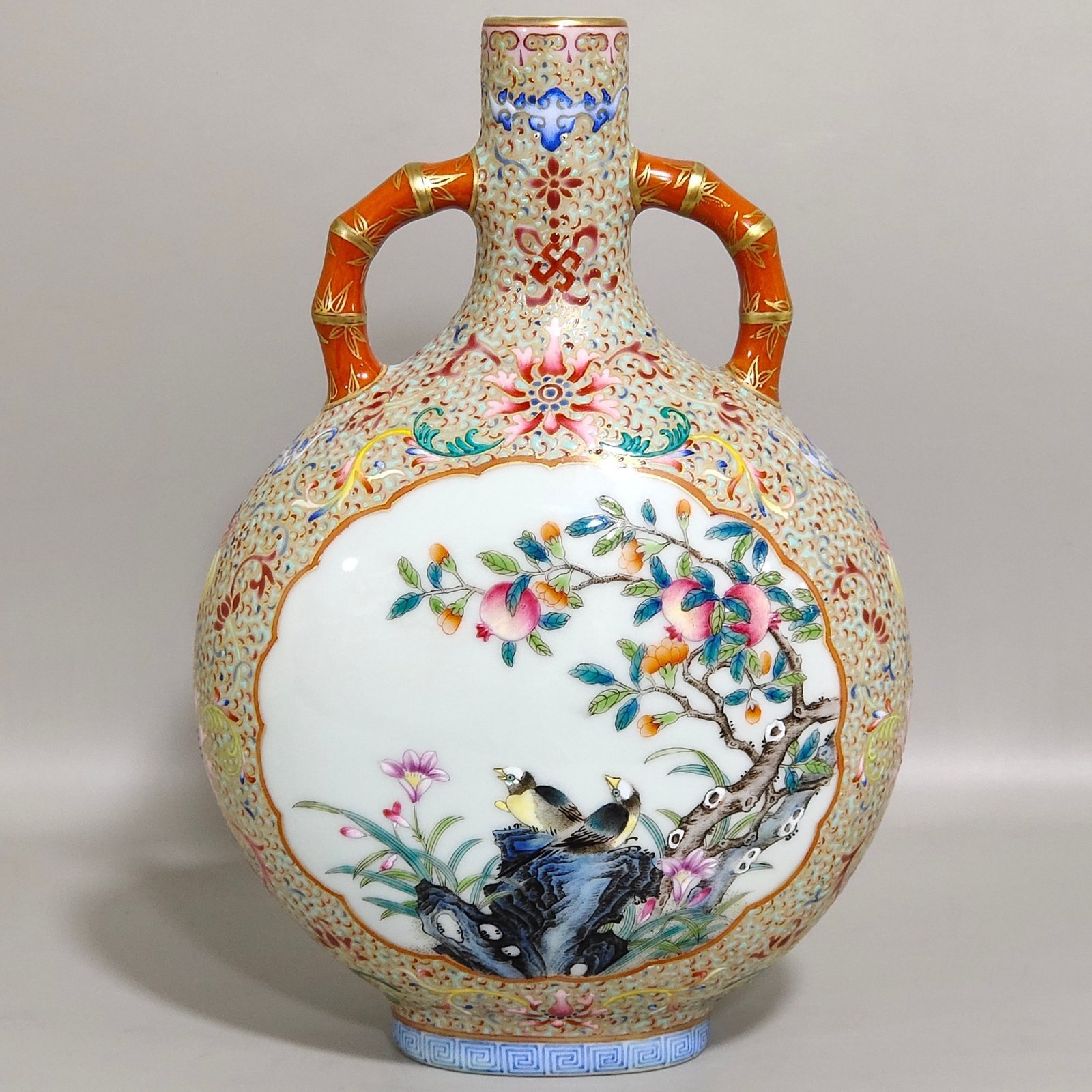 Qing Dynasty Qianlong blessing and longevity vase with gold window opening flowers and birds