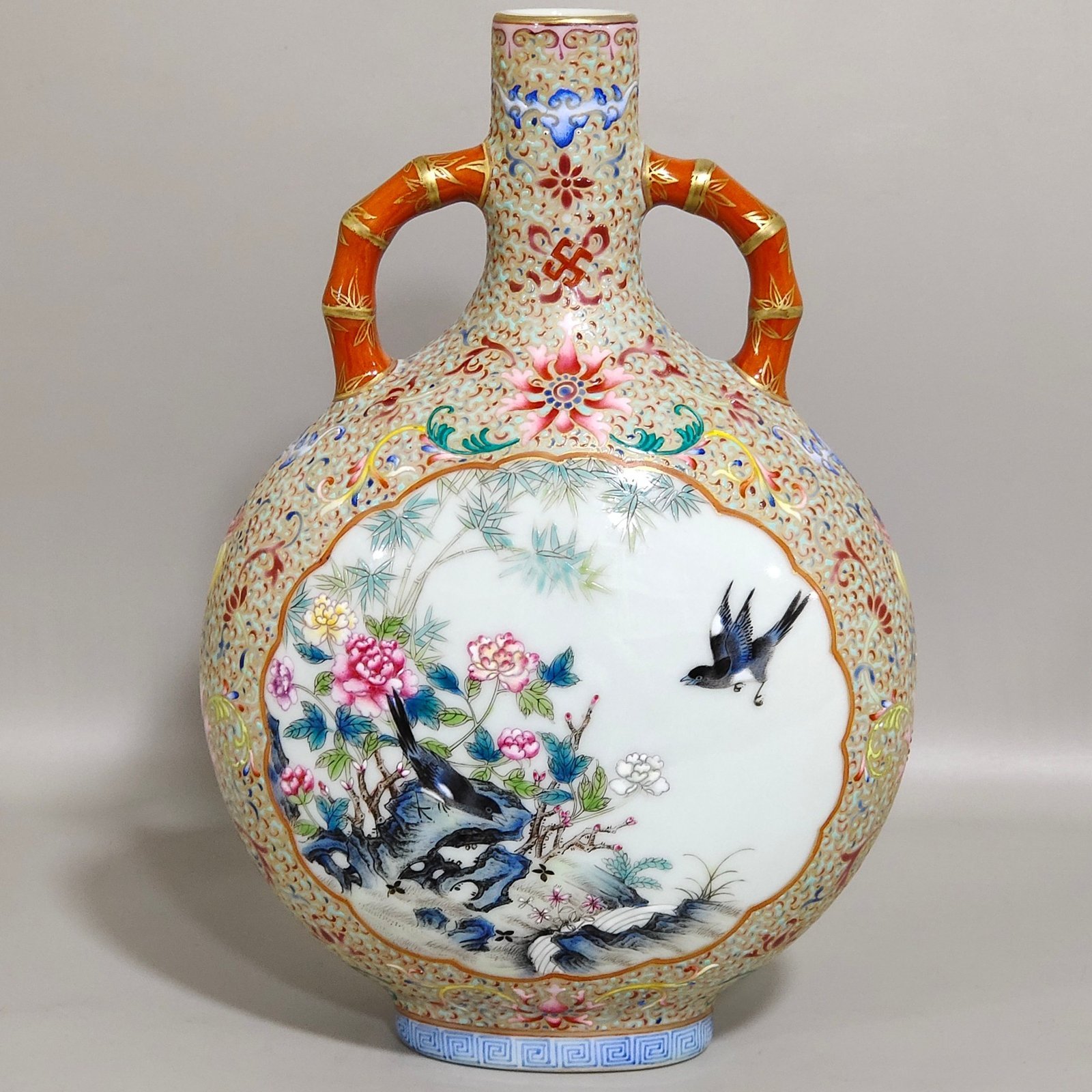 Qing Dynasty Qianlong blessing and longevity vase with gold window opening flowers and birds