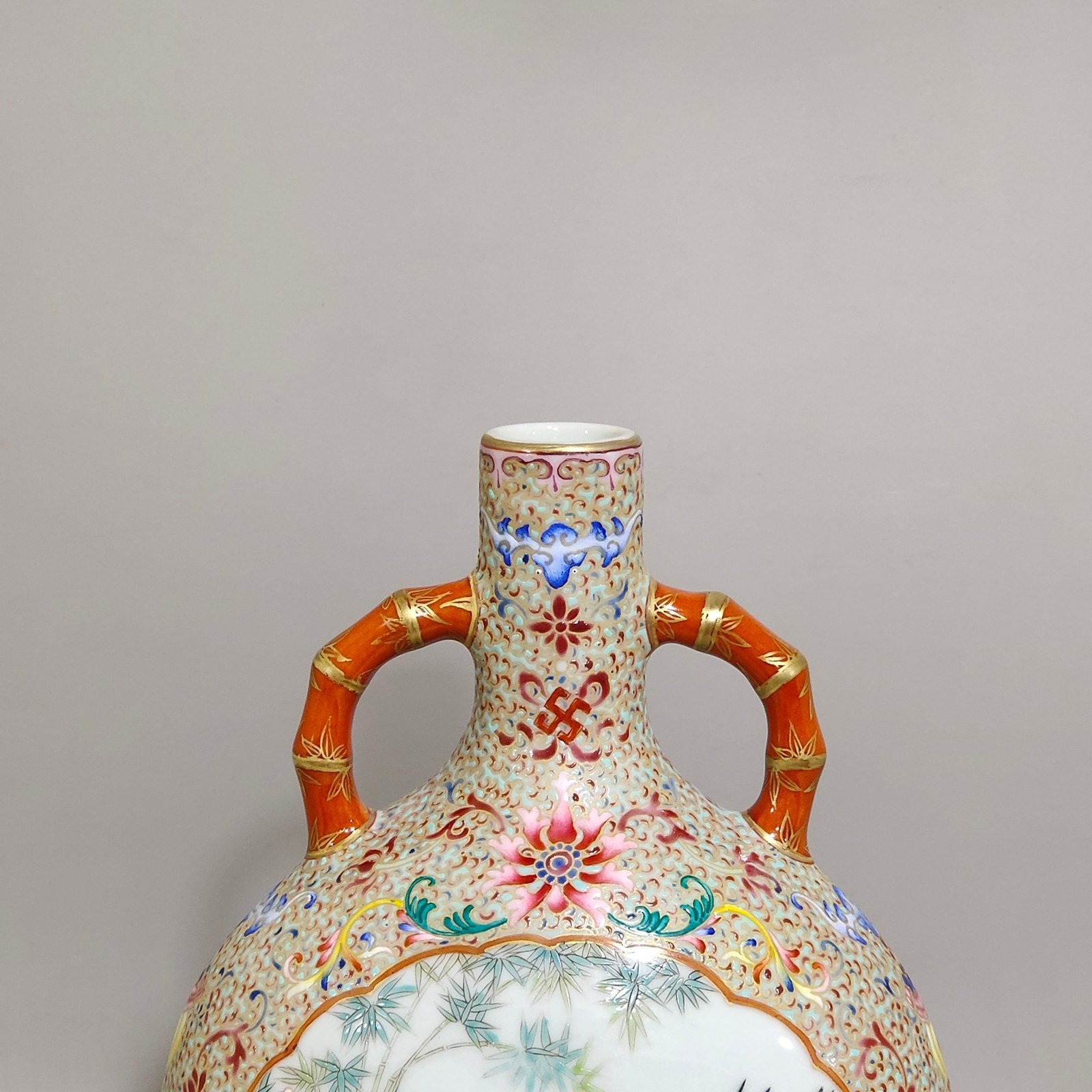 Qing Dynasty Qianlong blessing and longevity vase with gold window opening flowers and birds
