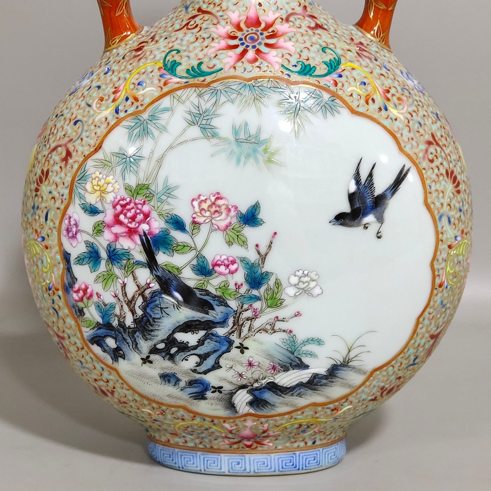 Qing Dynasty Qianlong blessing and longevity vase with gold window opening flowers and birds
