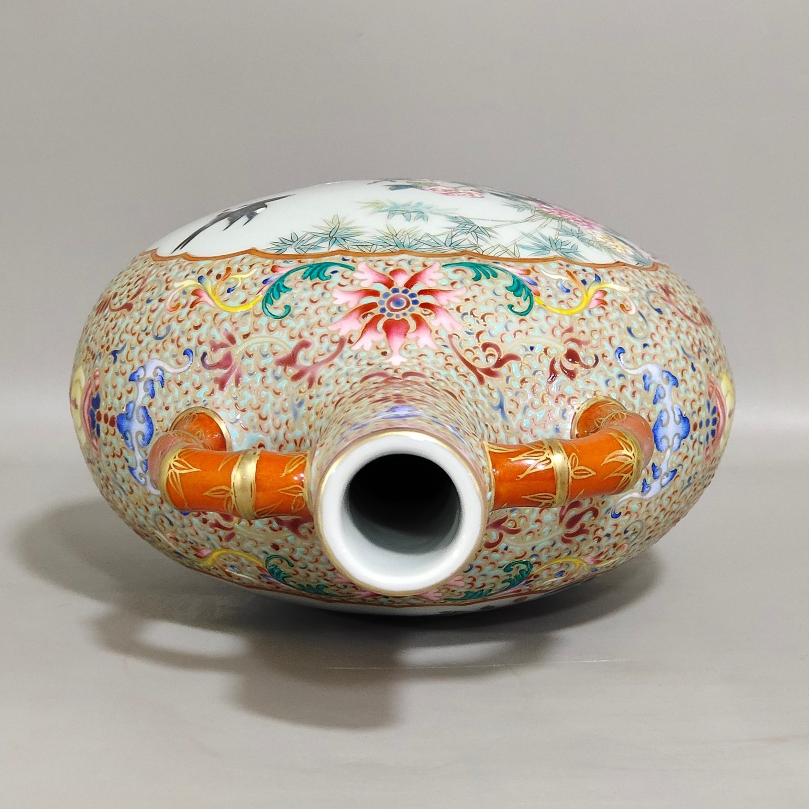 Qing Dynasty Qianlong blessing and longevity vase with gold window opening flowers and birds