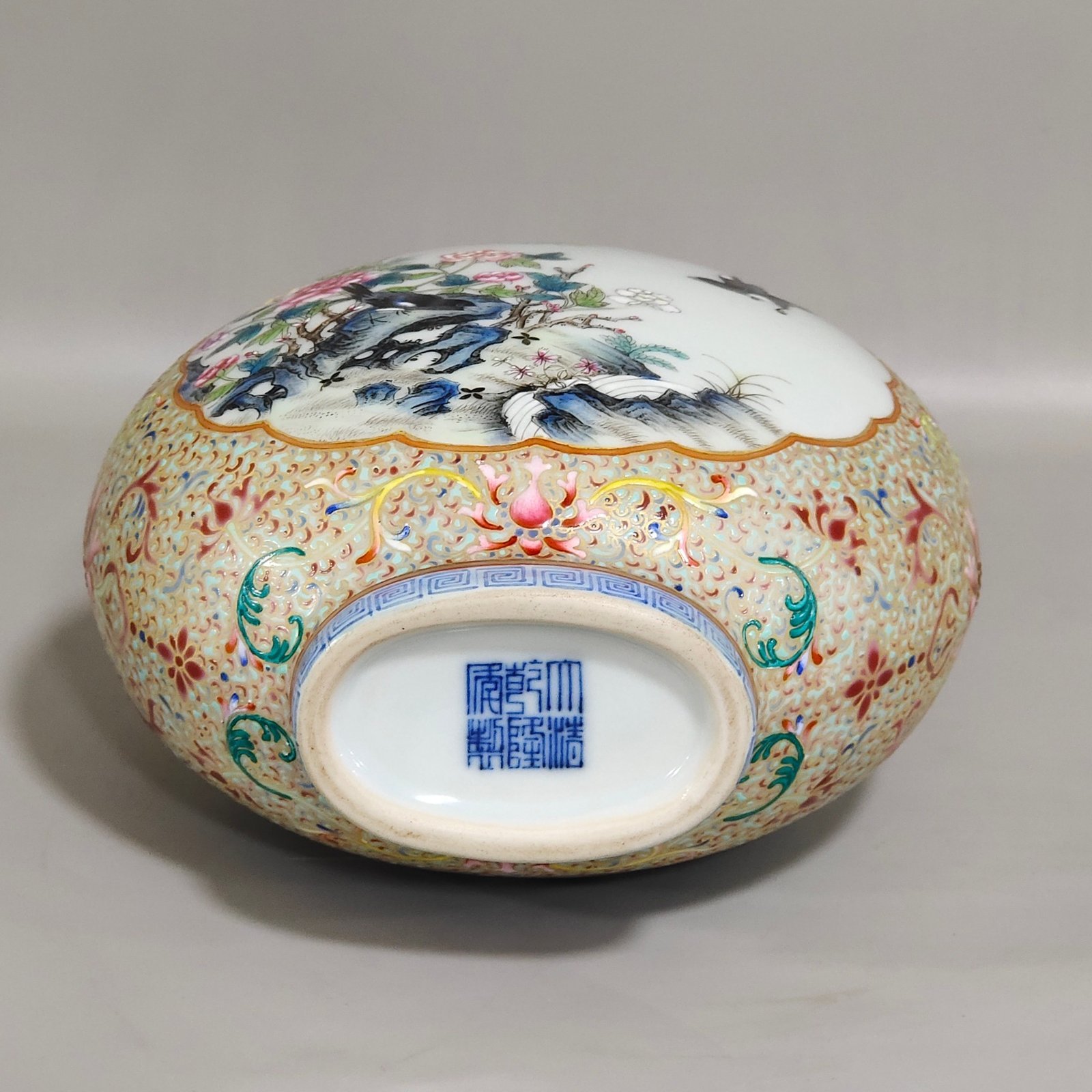 Qing Dynasty Qianlong blessing and longevity vase with gold window opening flowers and birds