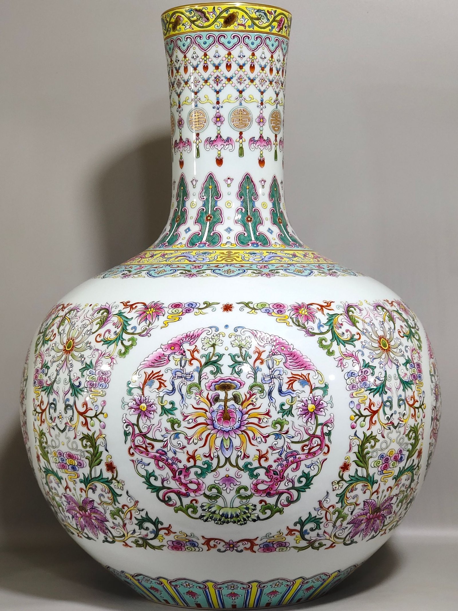 Qing Dynasty Qianlong blessing and longevity vase with dragons and phoenixes in the sky