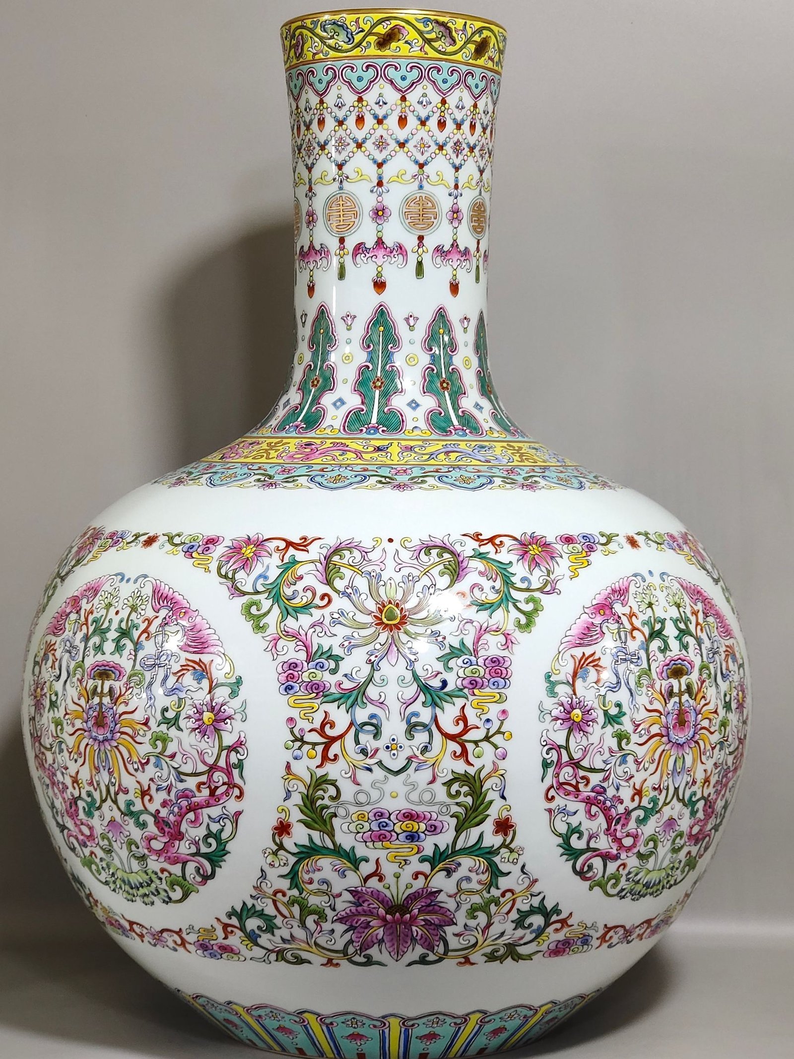 Qing Dynasty Qianlong blessing and longevity vase with dragons and phoenixes in the sky